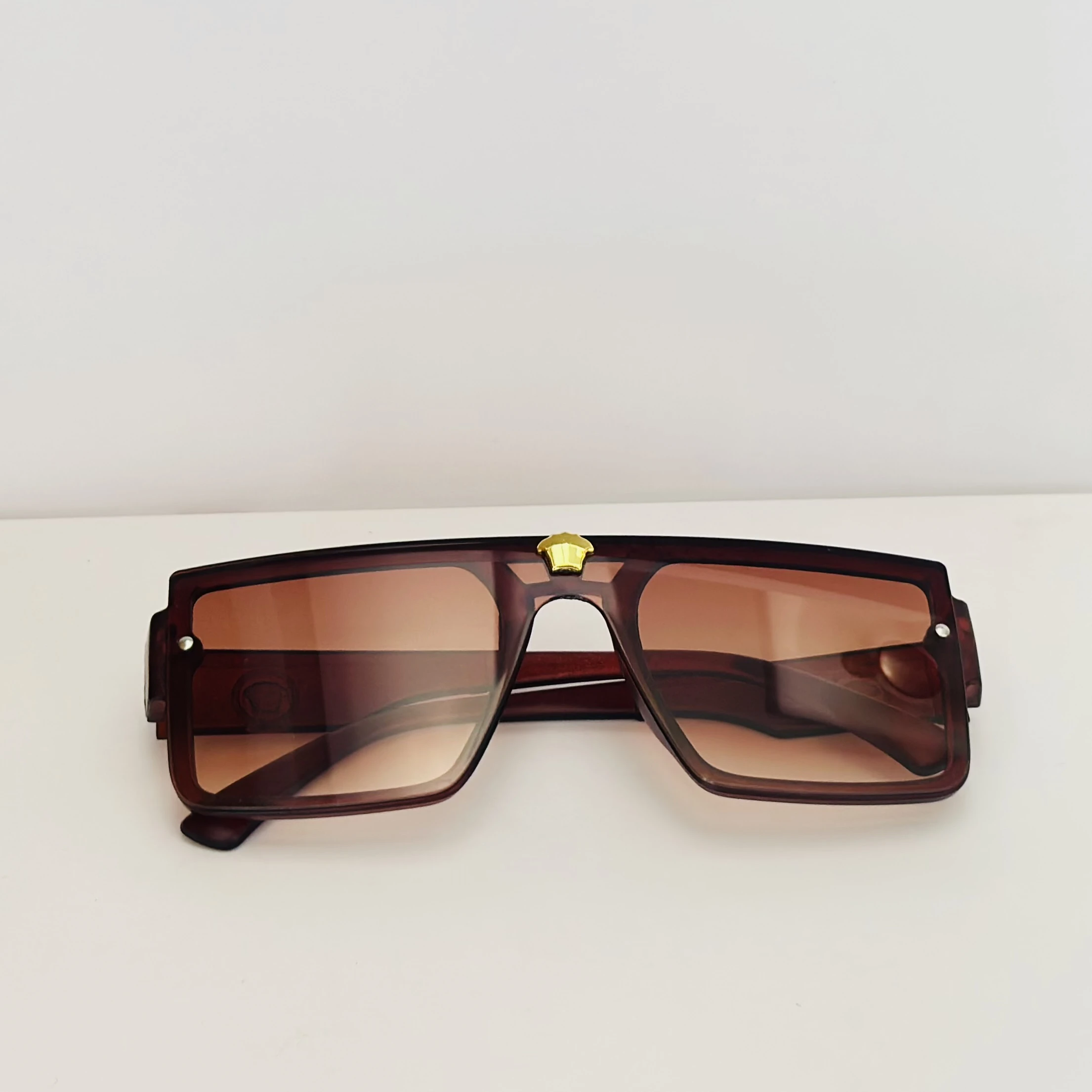 Brown oversized flat-top sunglasses.