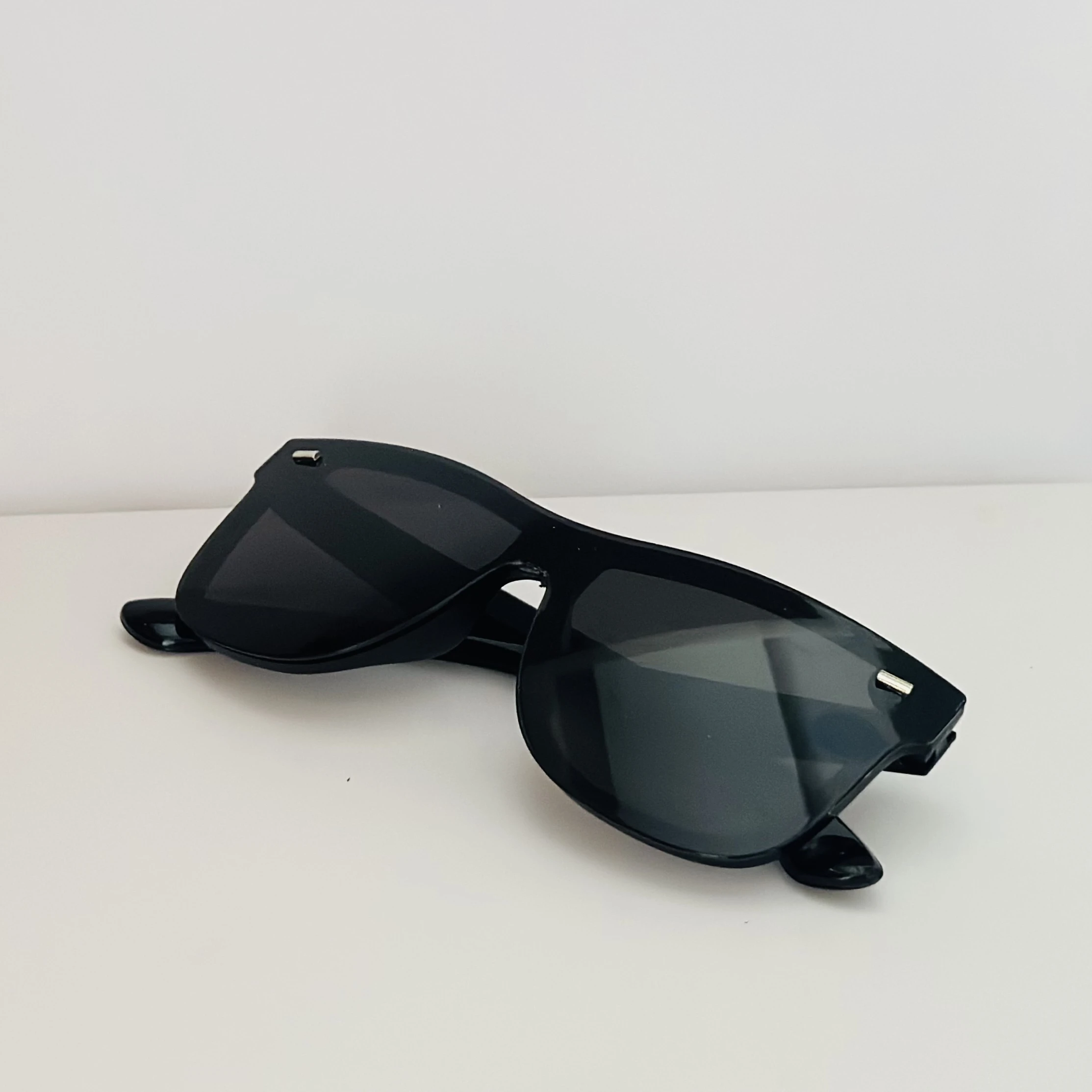 Black Provogue men's solid polarized wayfarer sunglasses.