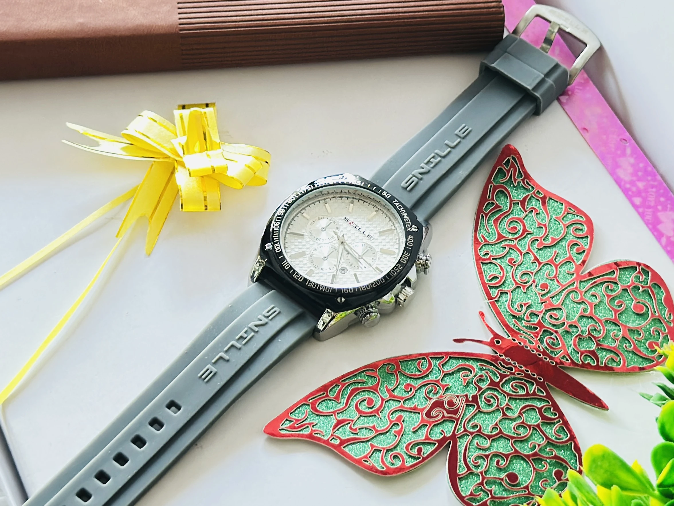 Snille brand analog wristwatch