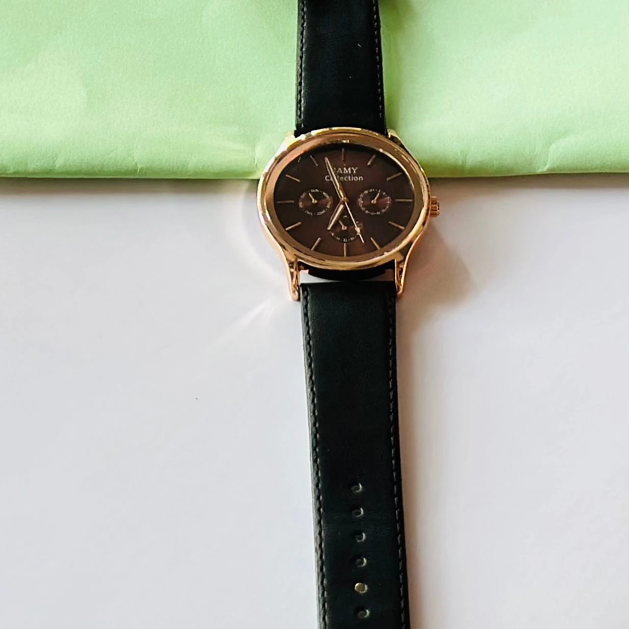 Round  analog watch with a black  leather strap