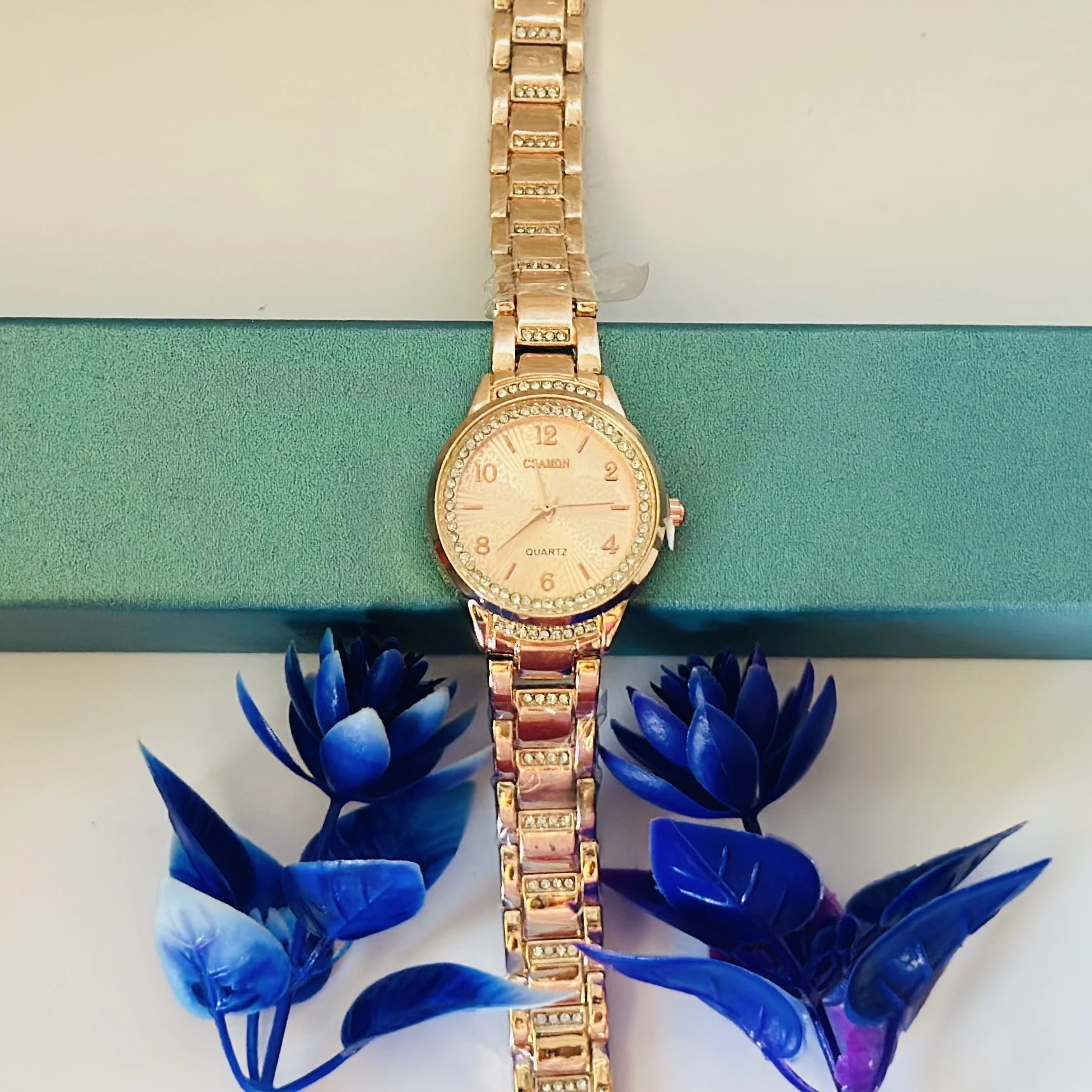 Rose gold women's analog quartz wrist watch