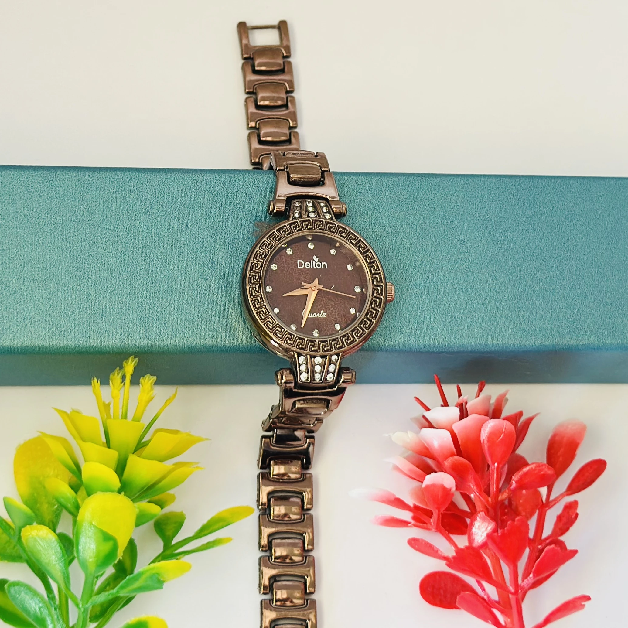 Quartz analog watch for women