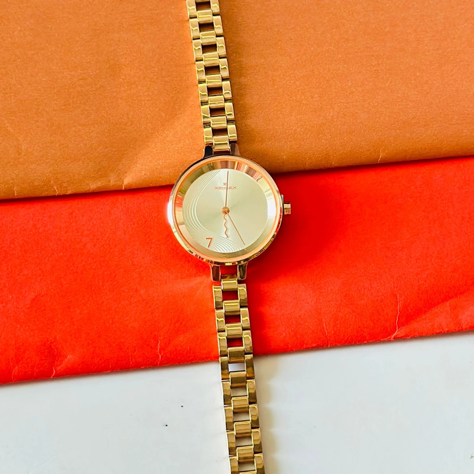 Felix women's analogue watch with a rose gold-toned metal strap