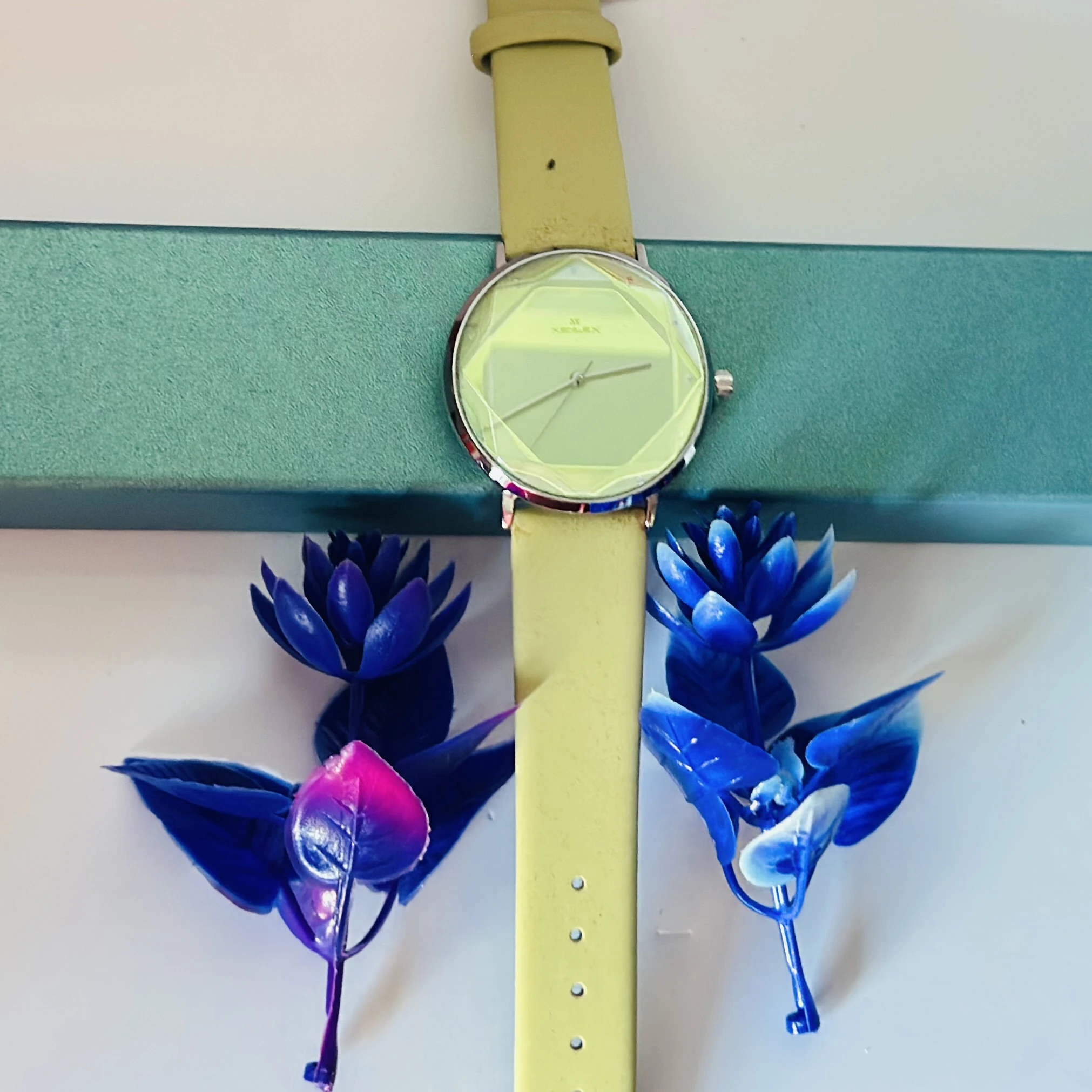 Analog quartz watch for women