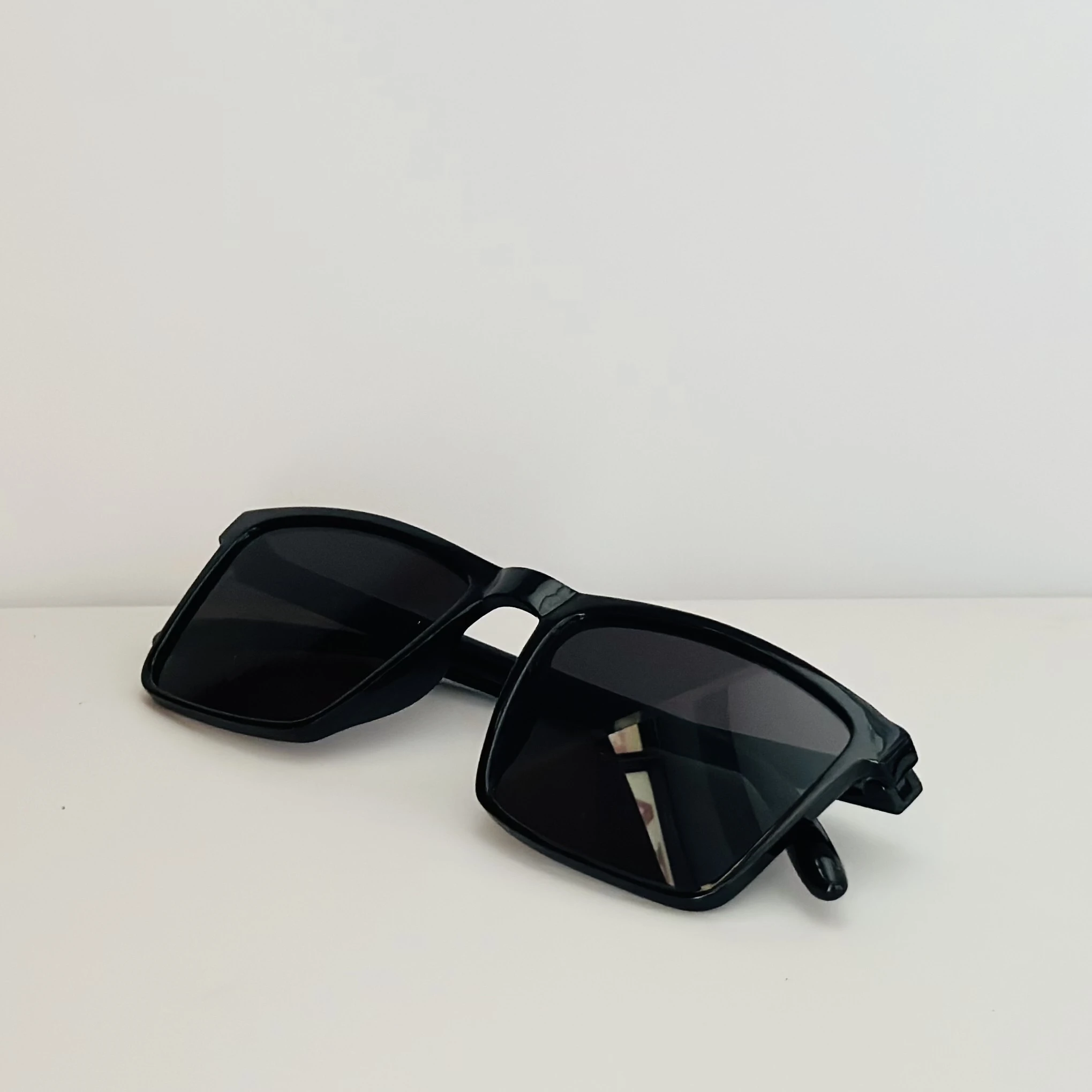 Black square sunglasses