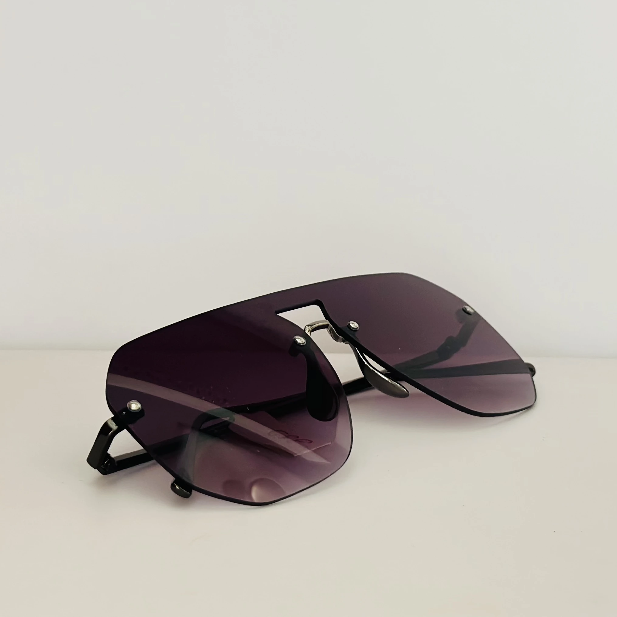 Unisex aviator-style sunglasses