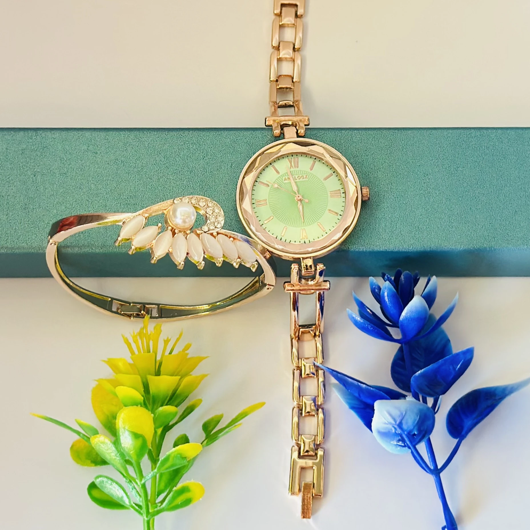 Analog women's analog watch with a rose gold-tone metal bracelet