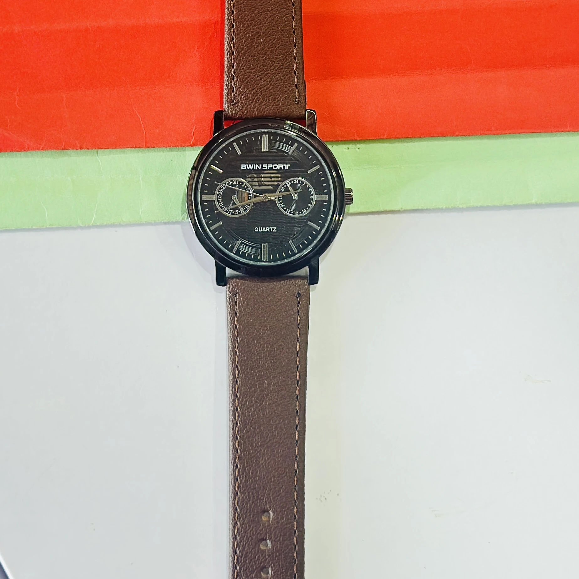 Analogoue quartz wristwatch