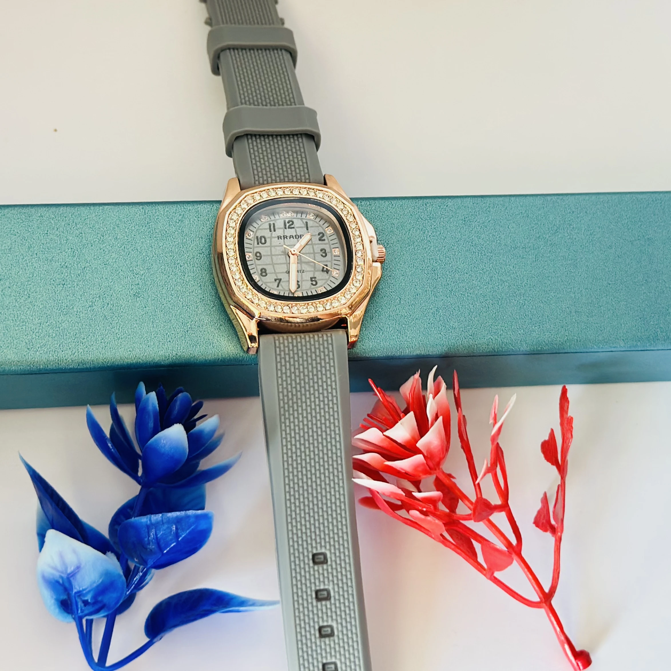 fashionable women's quartz watch
