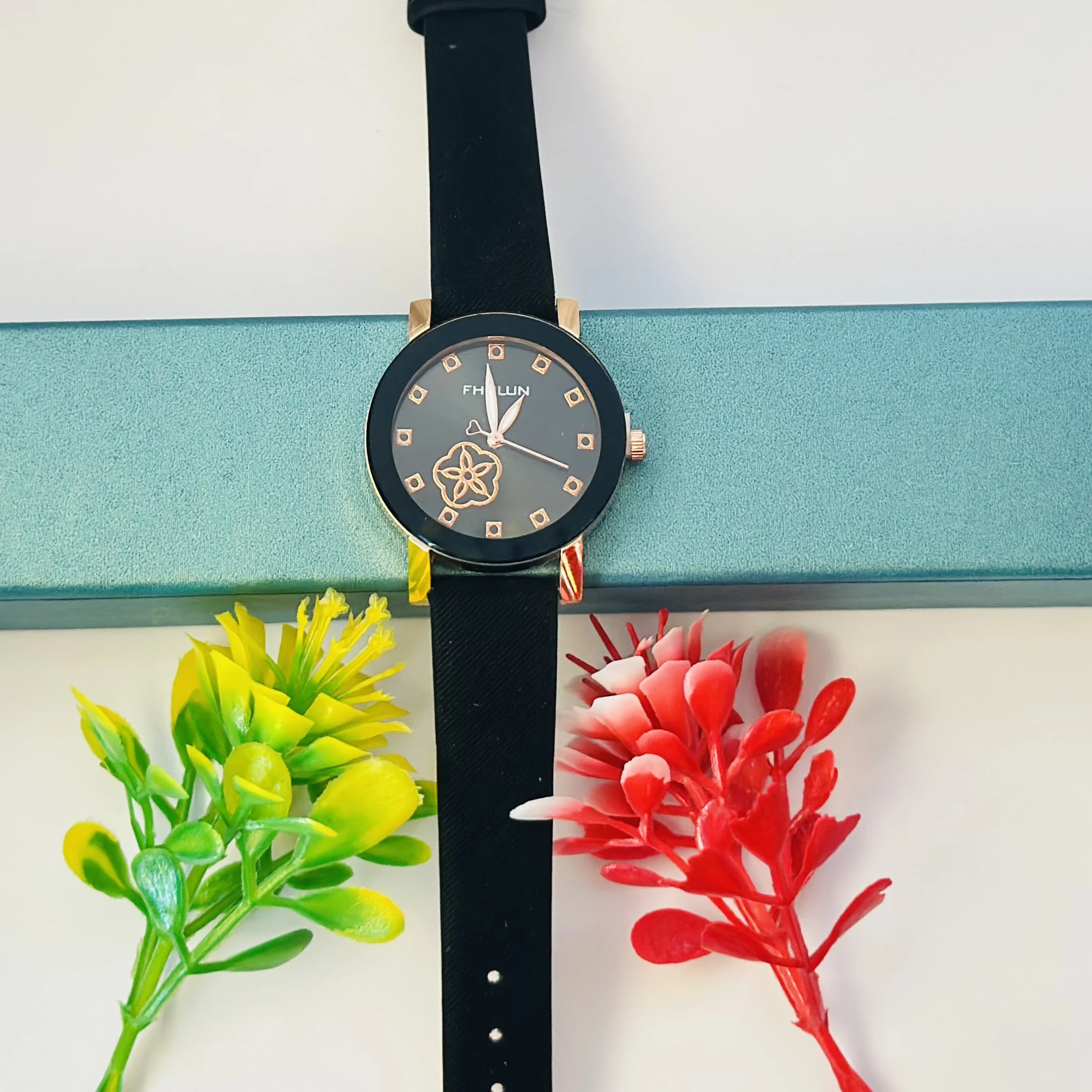 Quartz analog watch for women