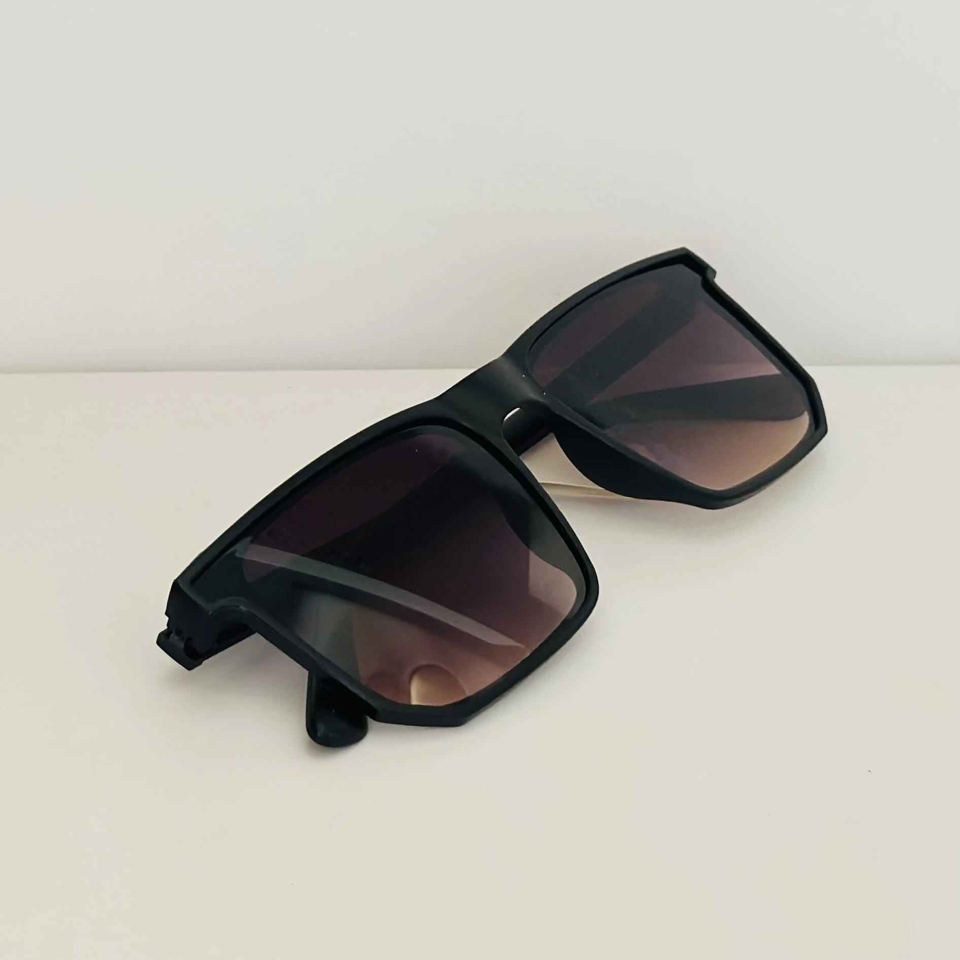 Black IRUS S1220 C1 square sunglasses with gradient lenses.
