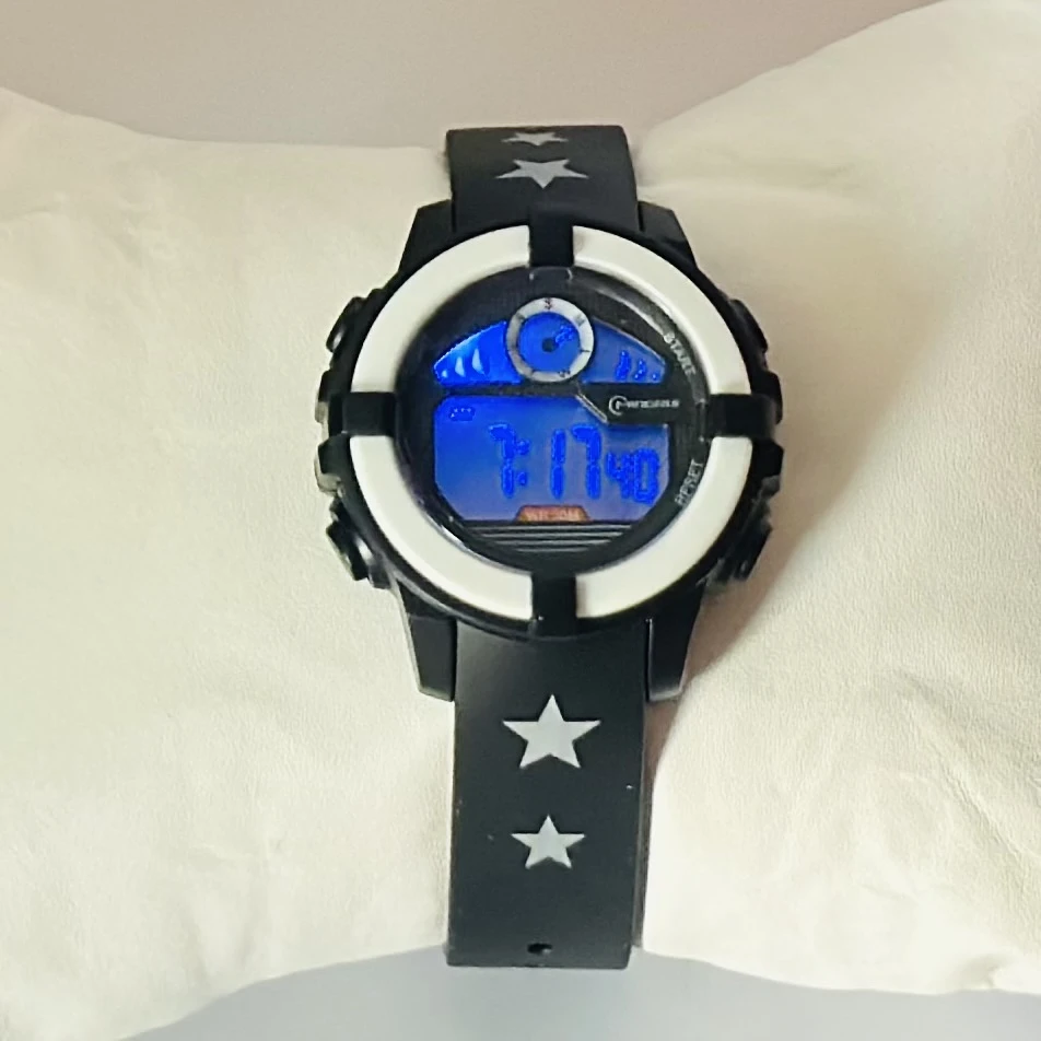 Mingrui analog watch with an asymmetric, "melted" dial and black silicone strap.