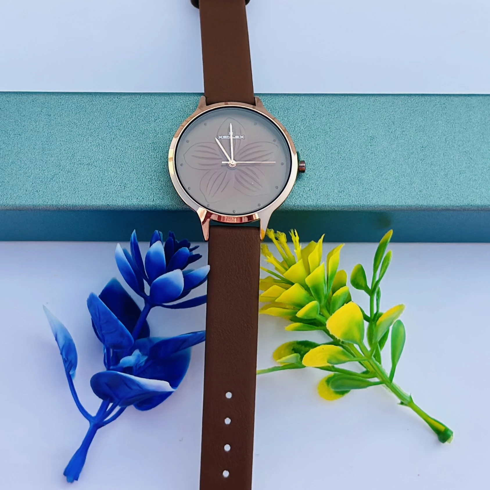 Analog watch for women with a brown leather strap and pink dial.