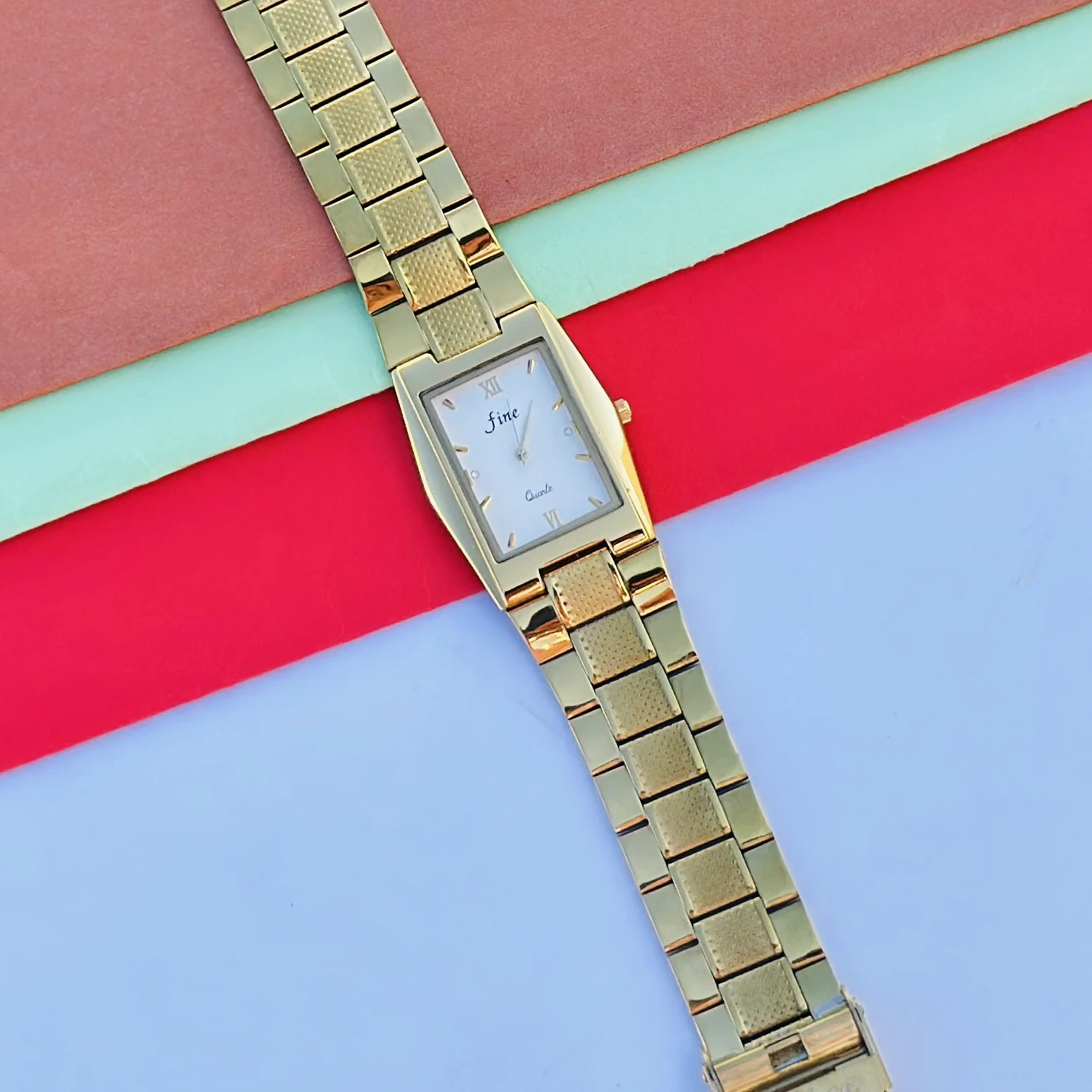 Fine gold-plated analog quartz watch