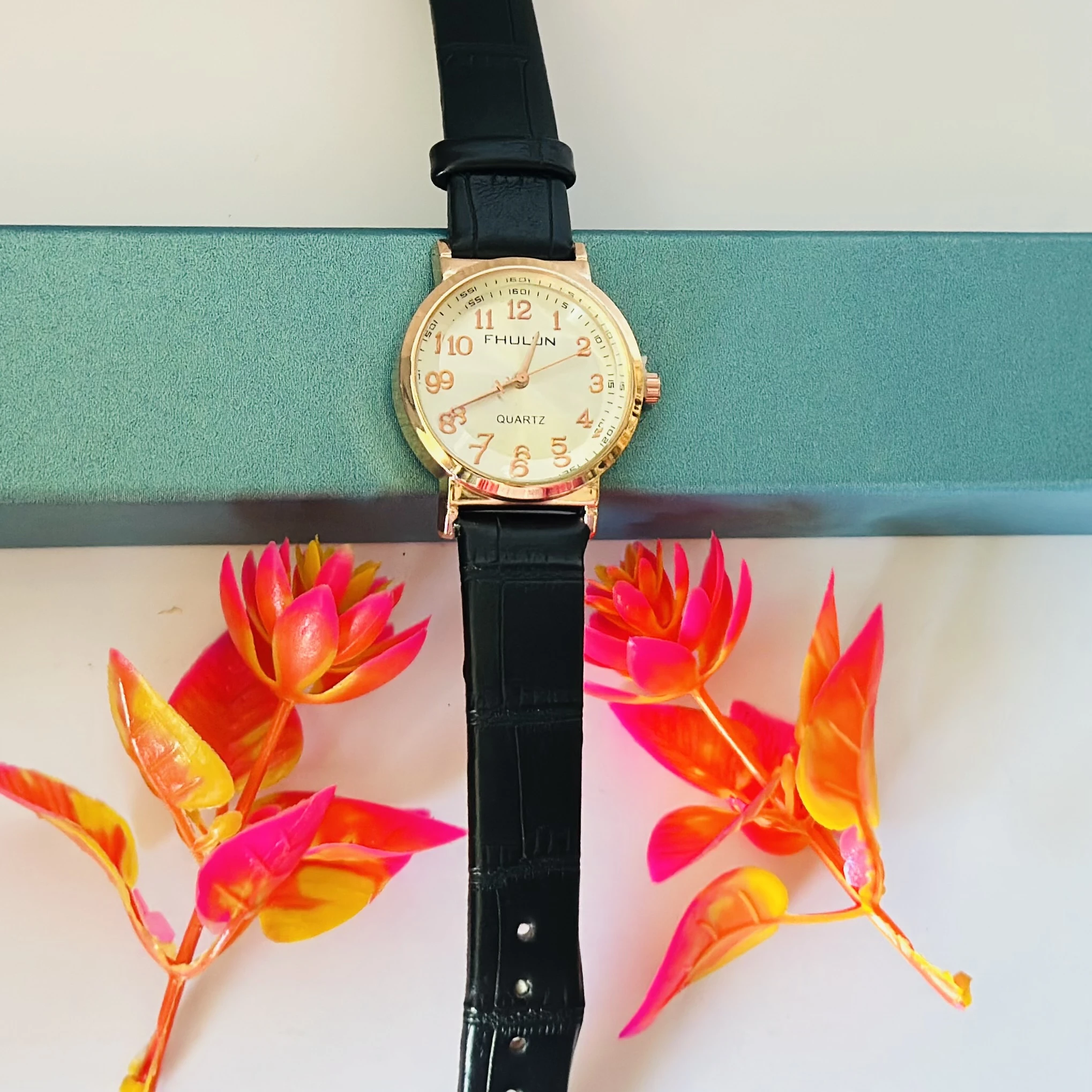 Quartz analog watch for women