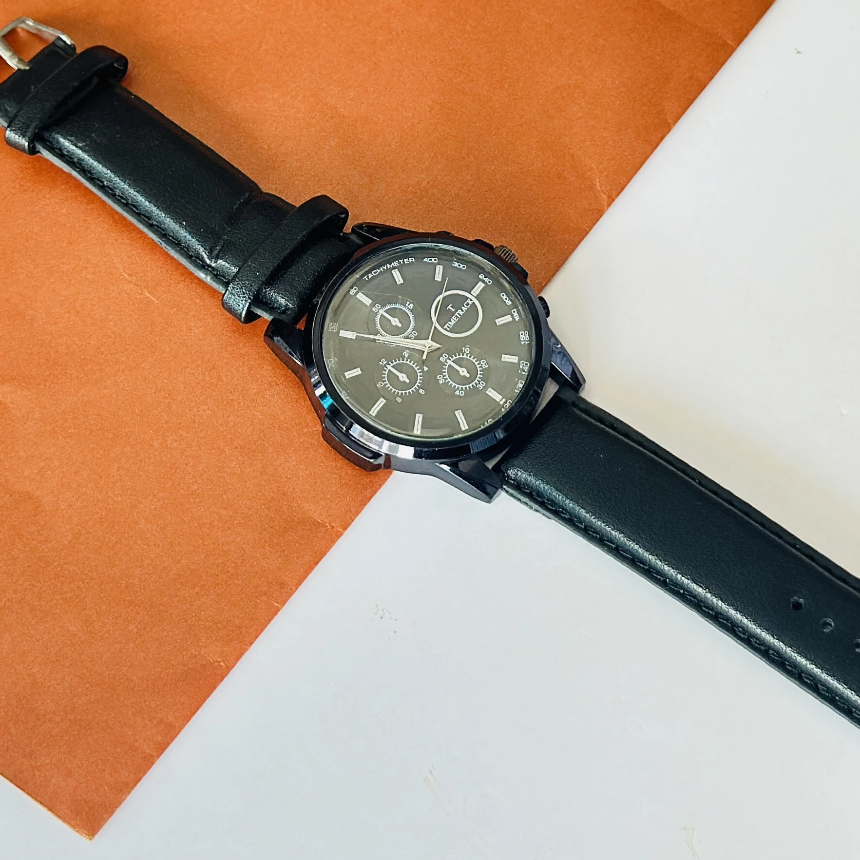 Relish designer black analog leather strap watch for men.
