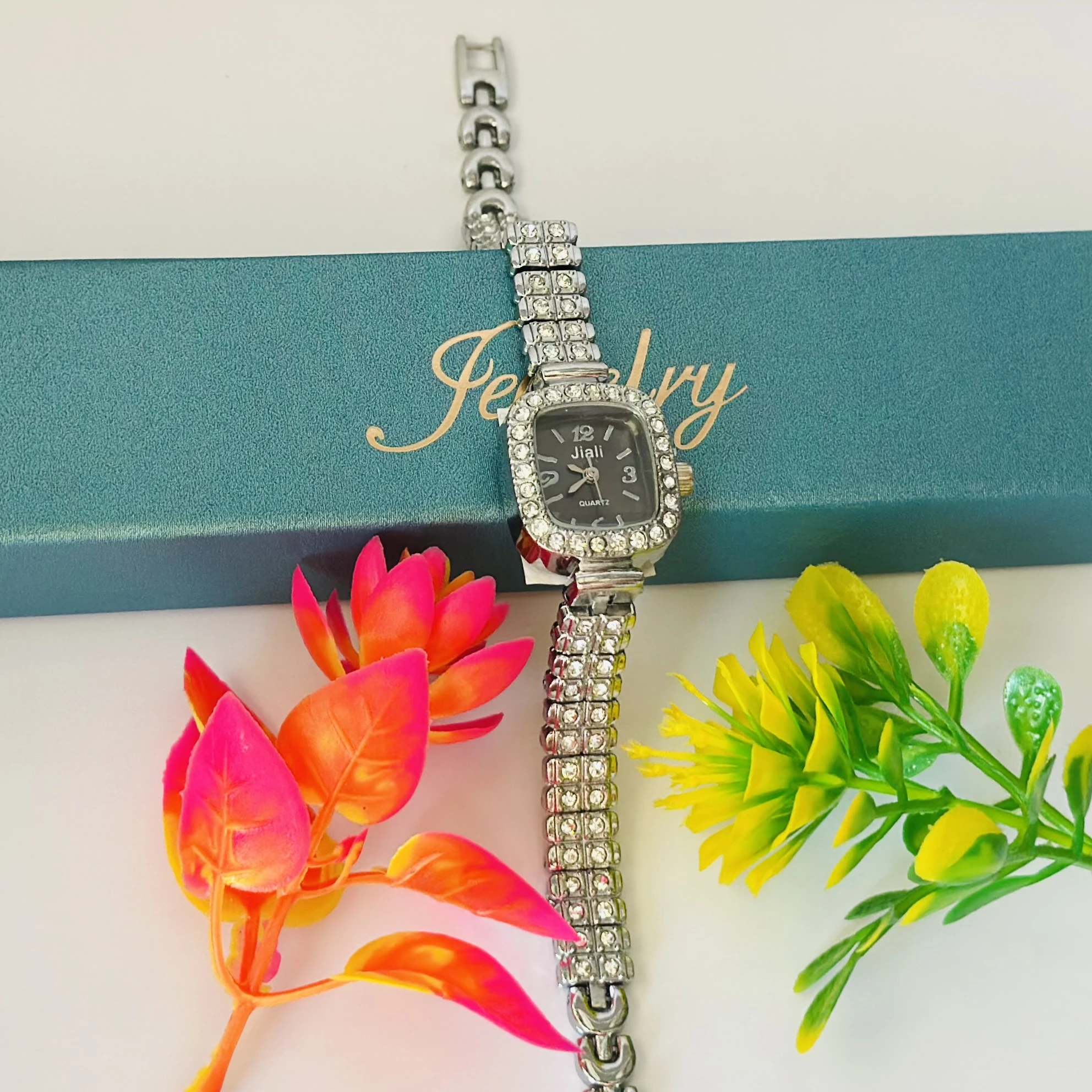 Quartz analog watch for women