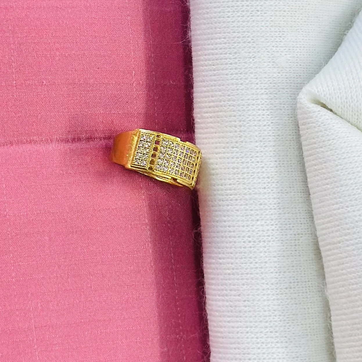 Gold plated finger ring with artificial stones.