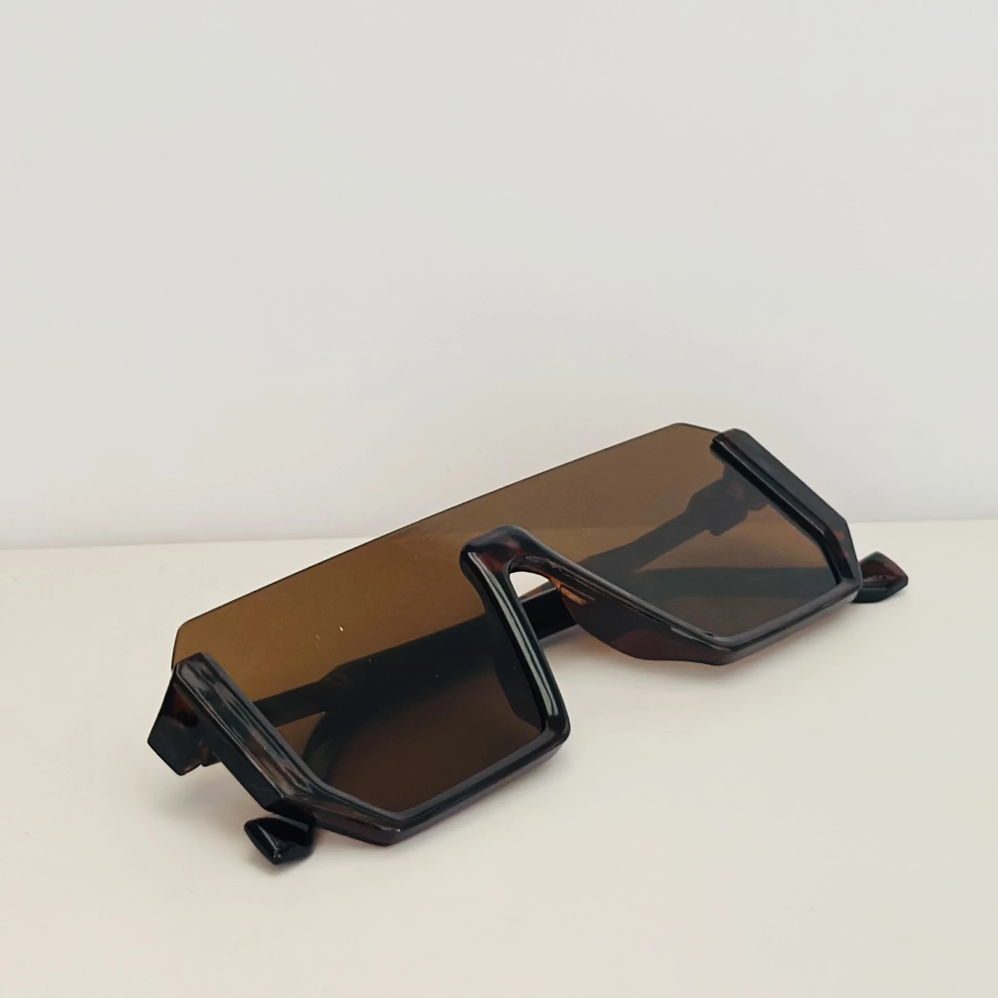 Brown oversized flat-top sunglasses.