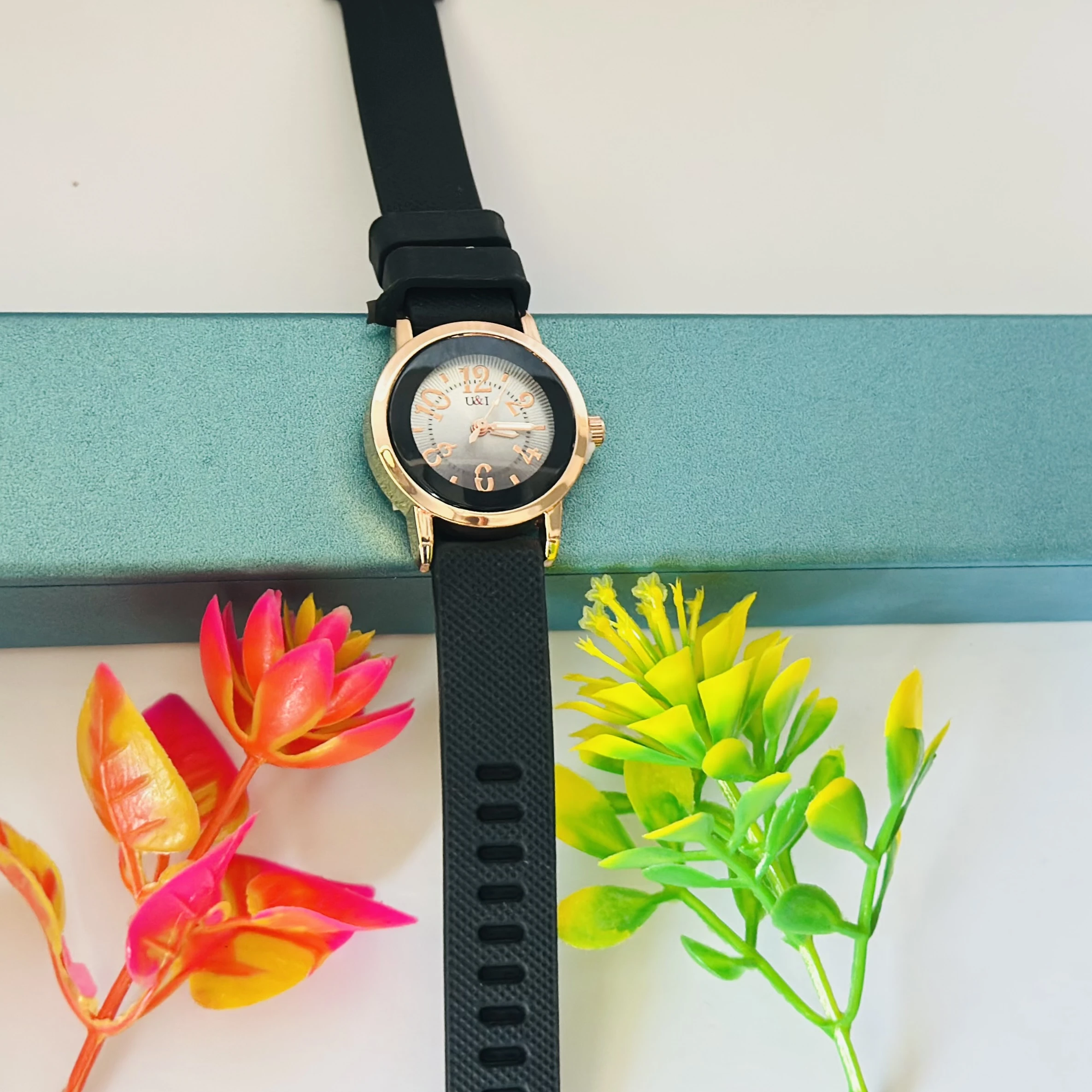 fashionable women's quartz watch