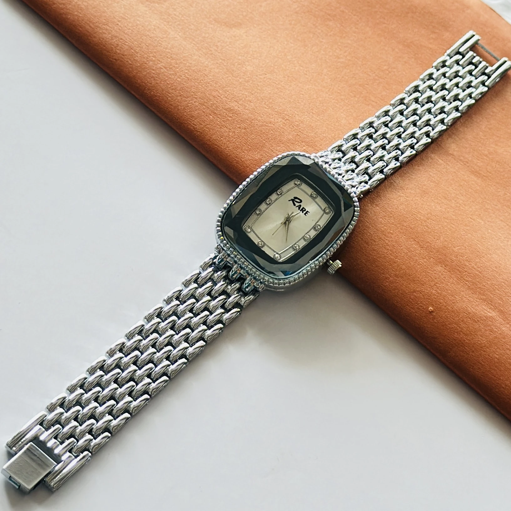 Gedi women's analog wristwatch