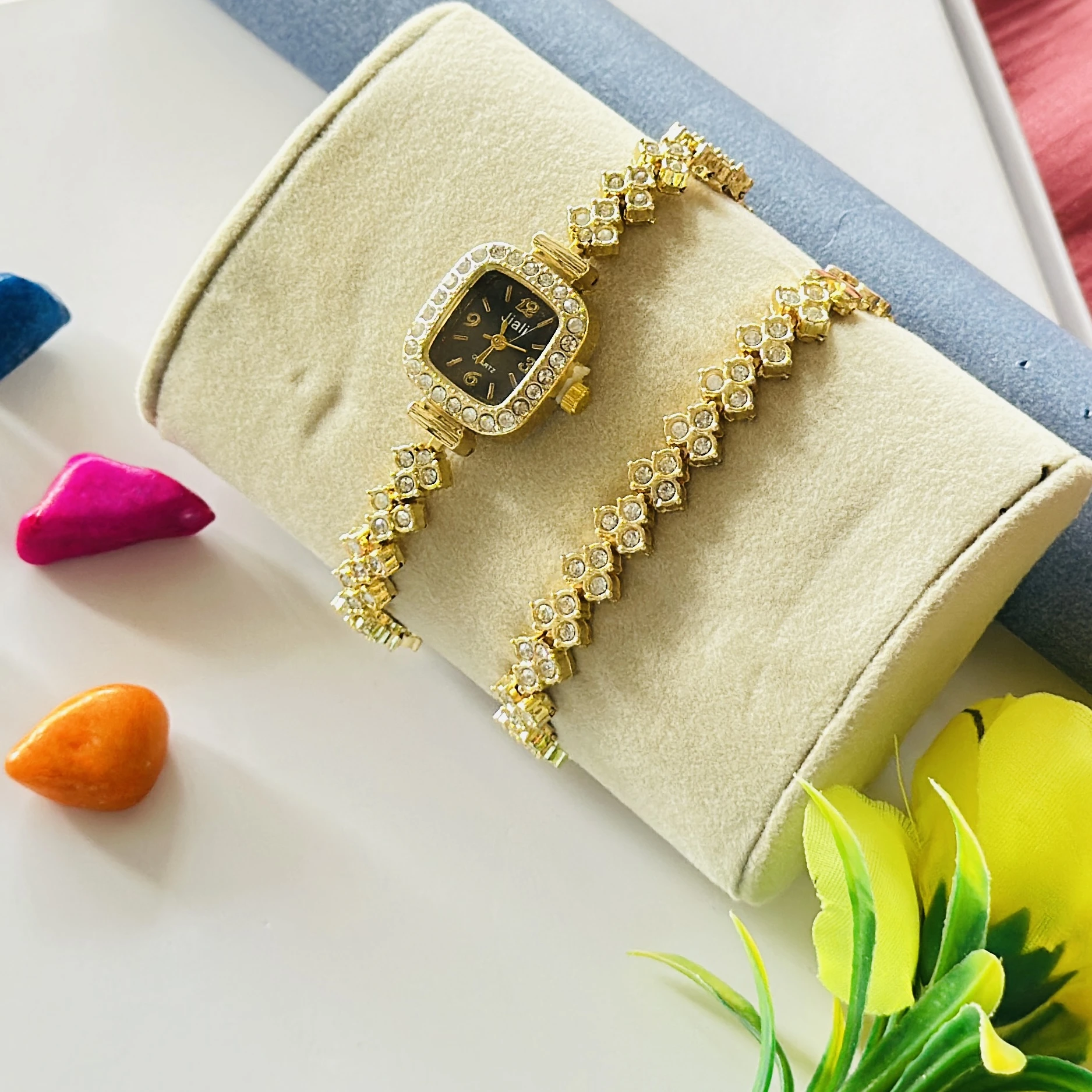 CdyBox Lady Elegant Diamond Bracelet Quartz Watch set in gold