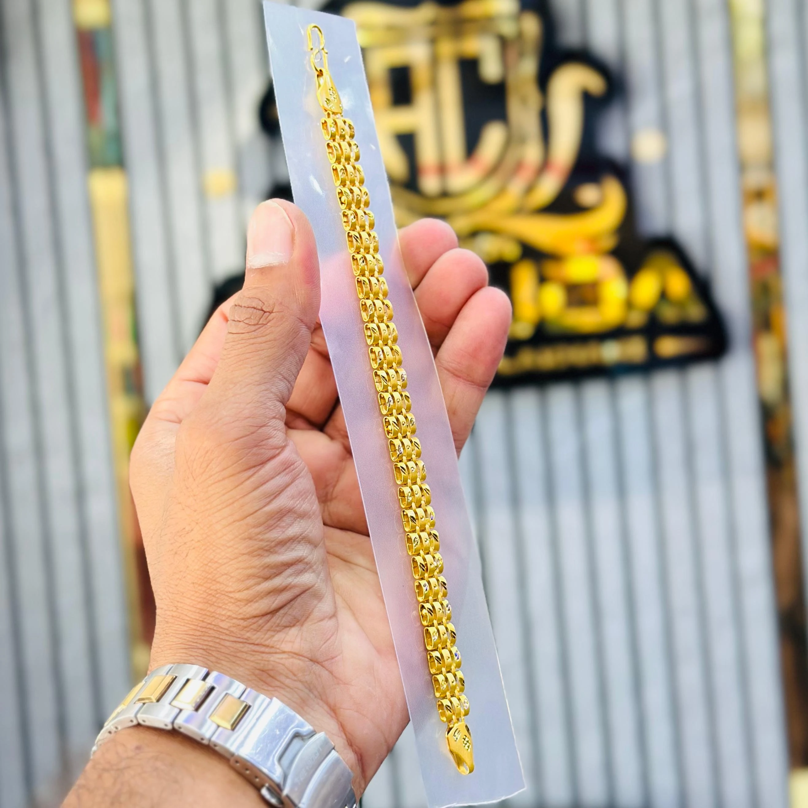 Men’s gold-plated link bracelet.