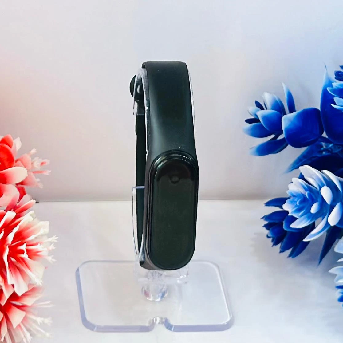 appears to be an Aquarius AQ112 fitness tracker in black