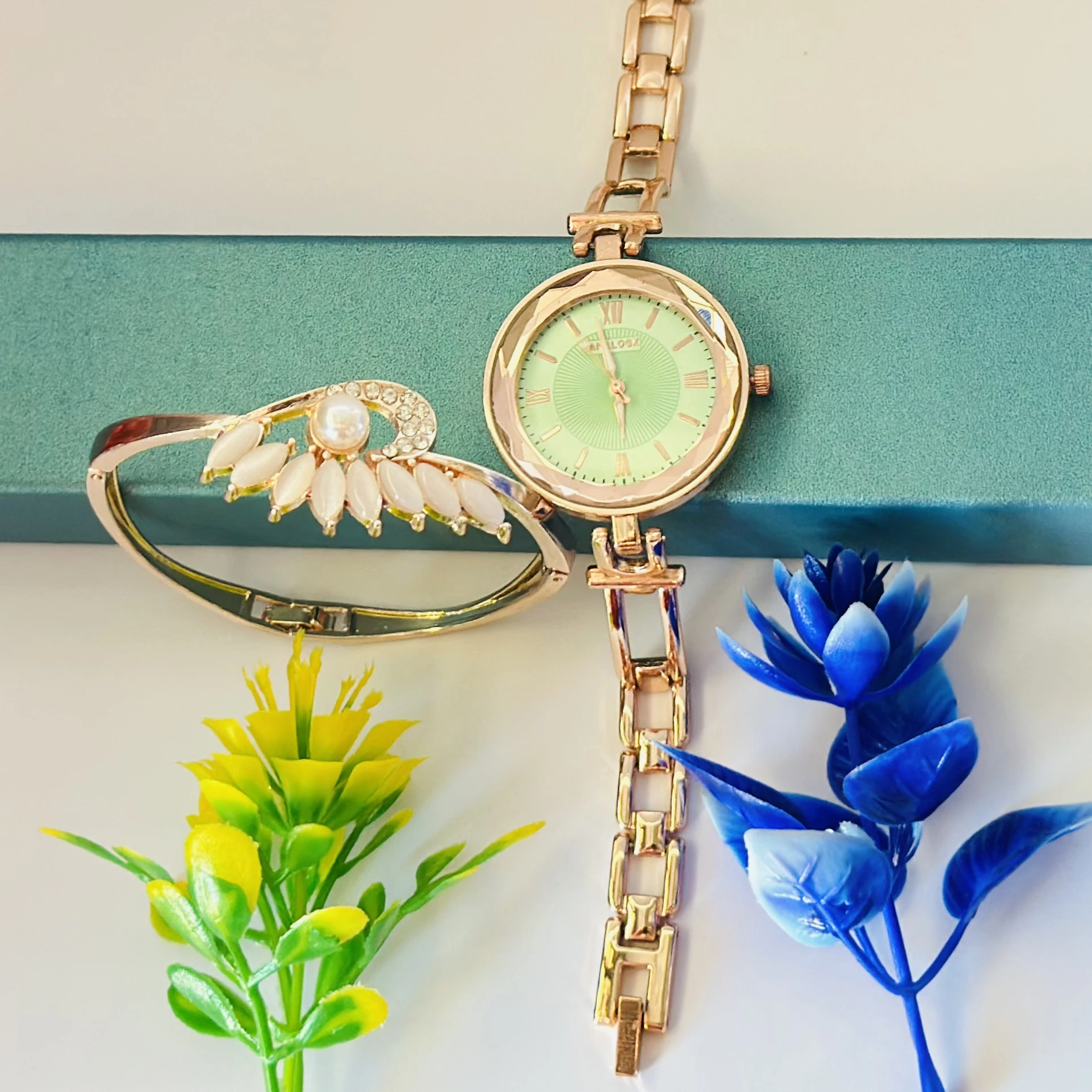 Analog women's analog watch with a rose gold-tone metal bracelet