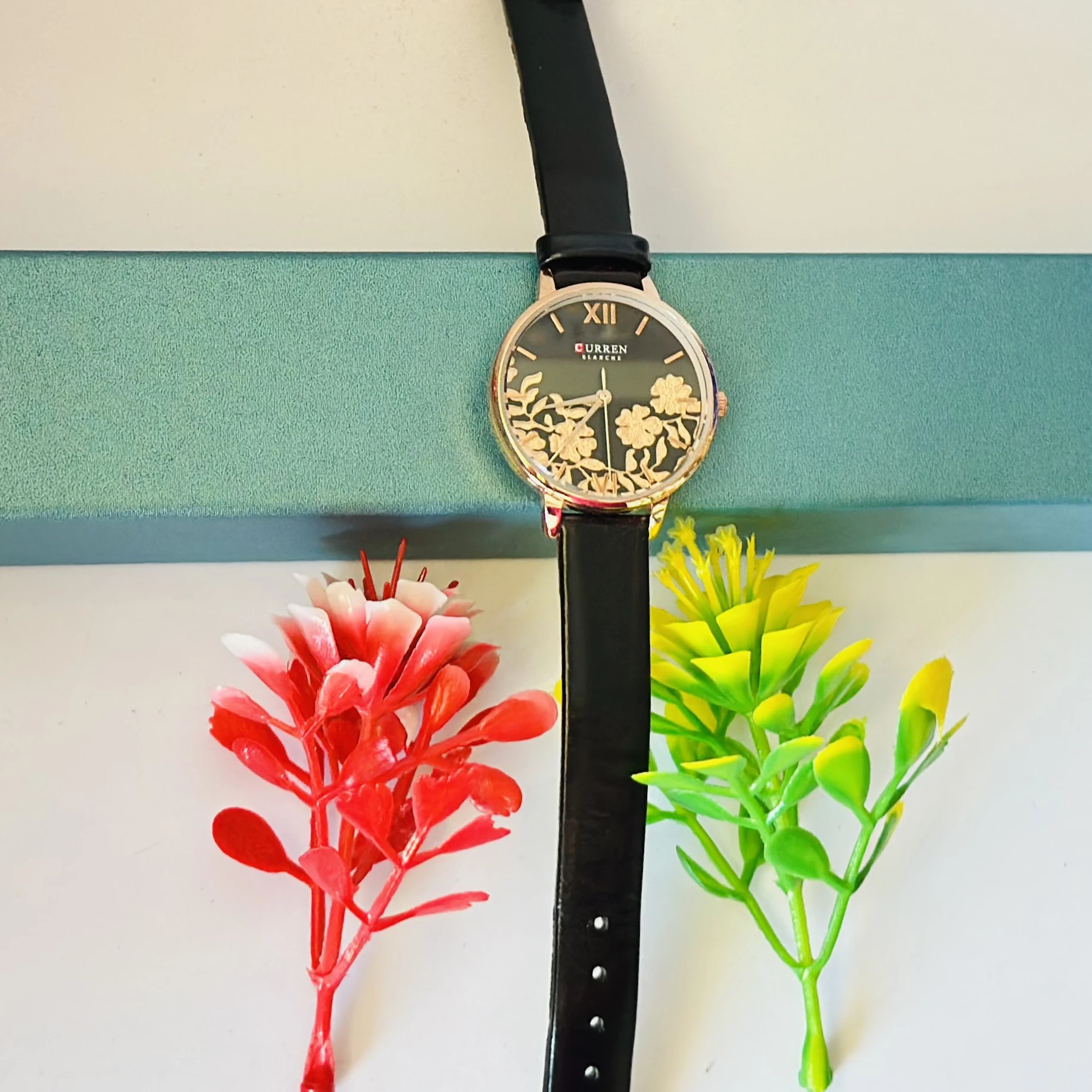 Quartz analog watch for women