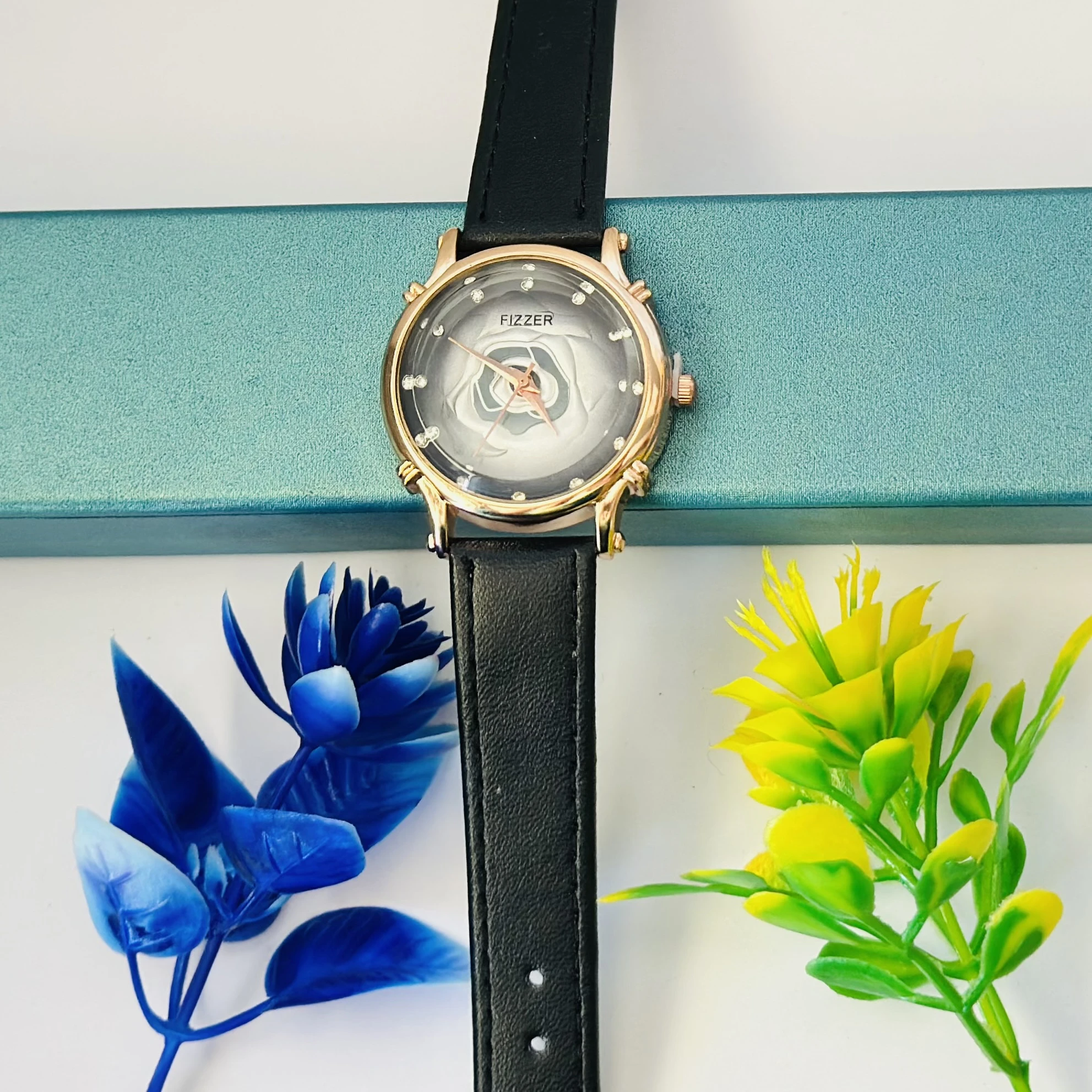 Analog quartz watch for women