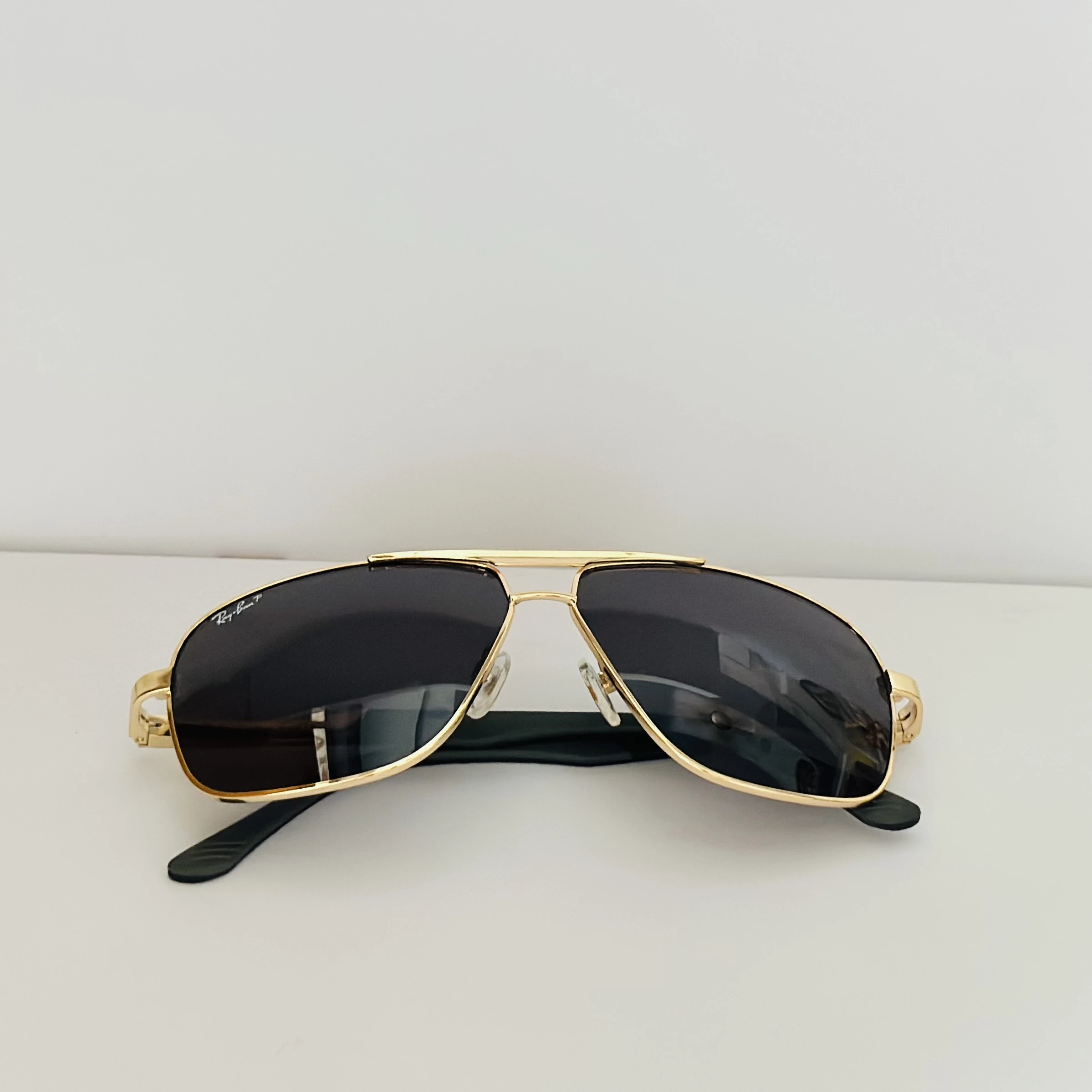 Ray-Ban RB3025 Aviator Classic sunglass with a gold frame and dark lenses.