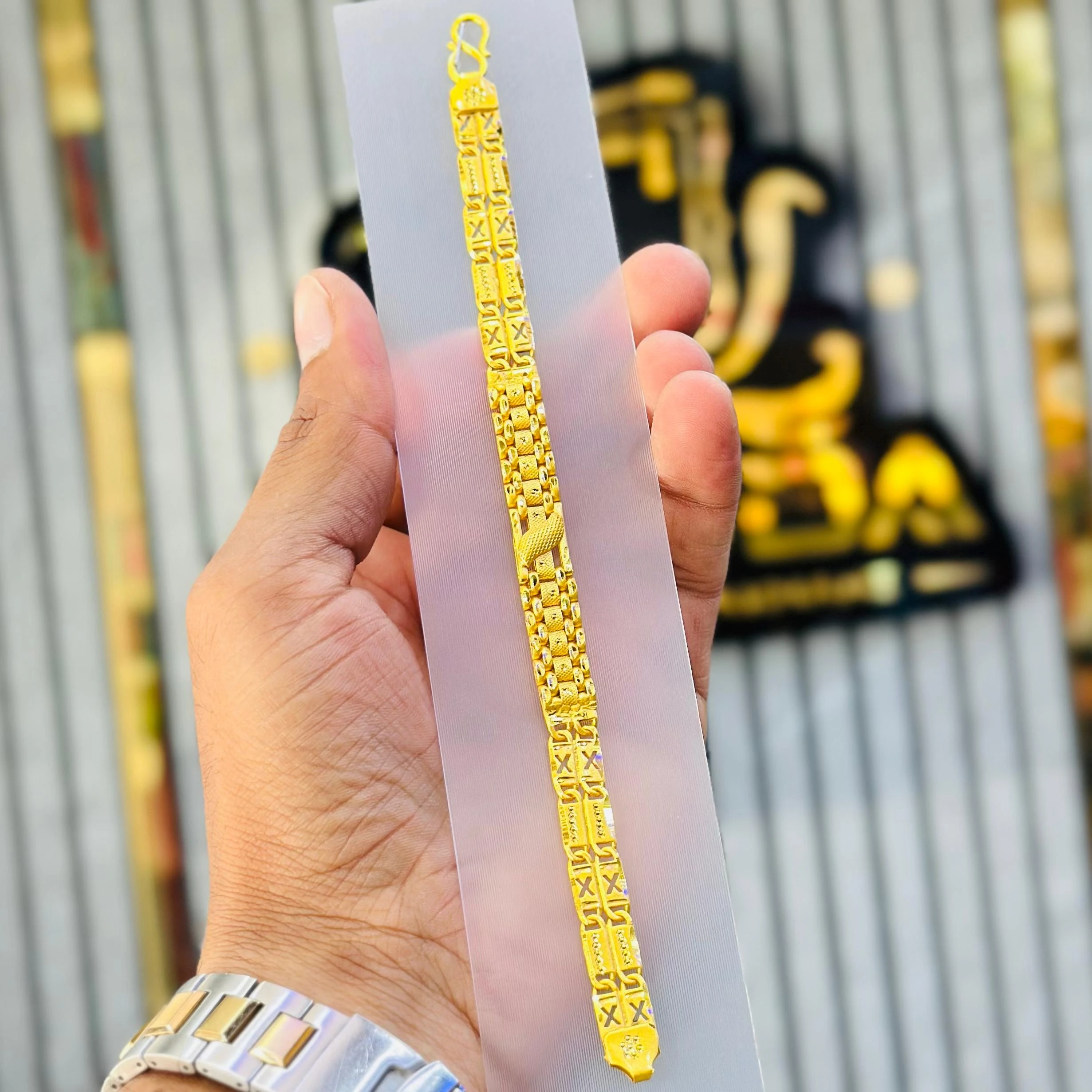 Men’s gold-plated link bracelet.