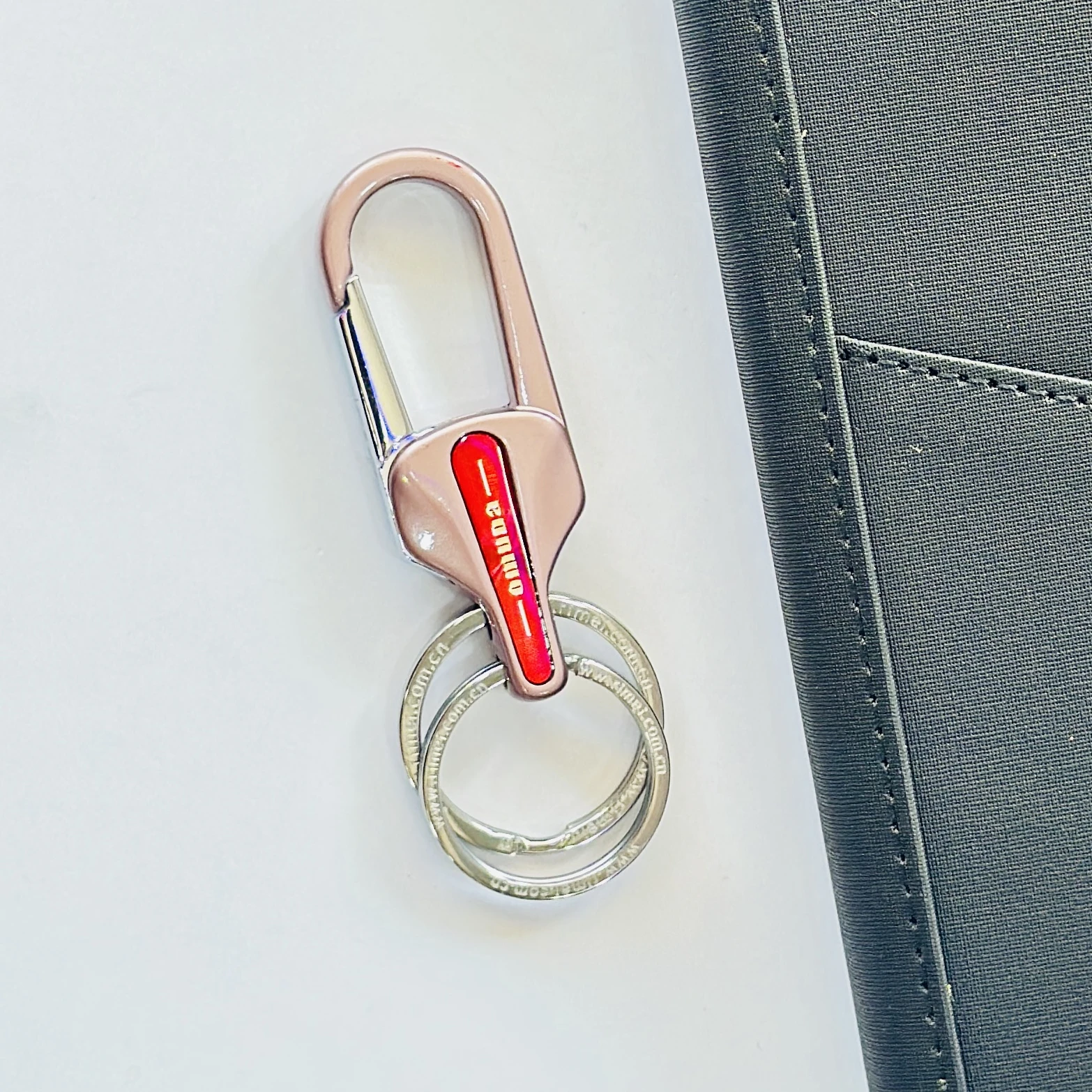 Omuda stylish hook locking metal carabiner double ring keychain