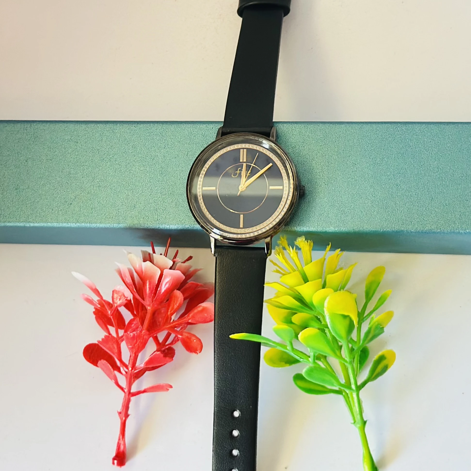 Analog quartz watch for women