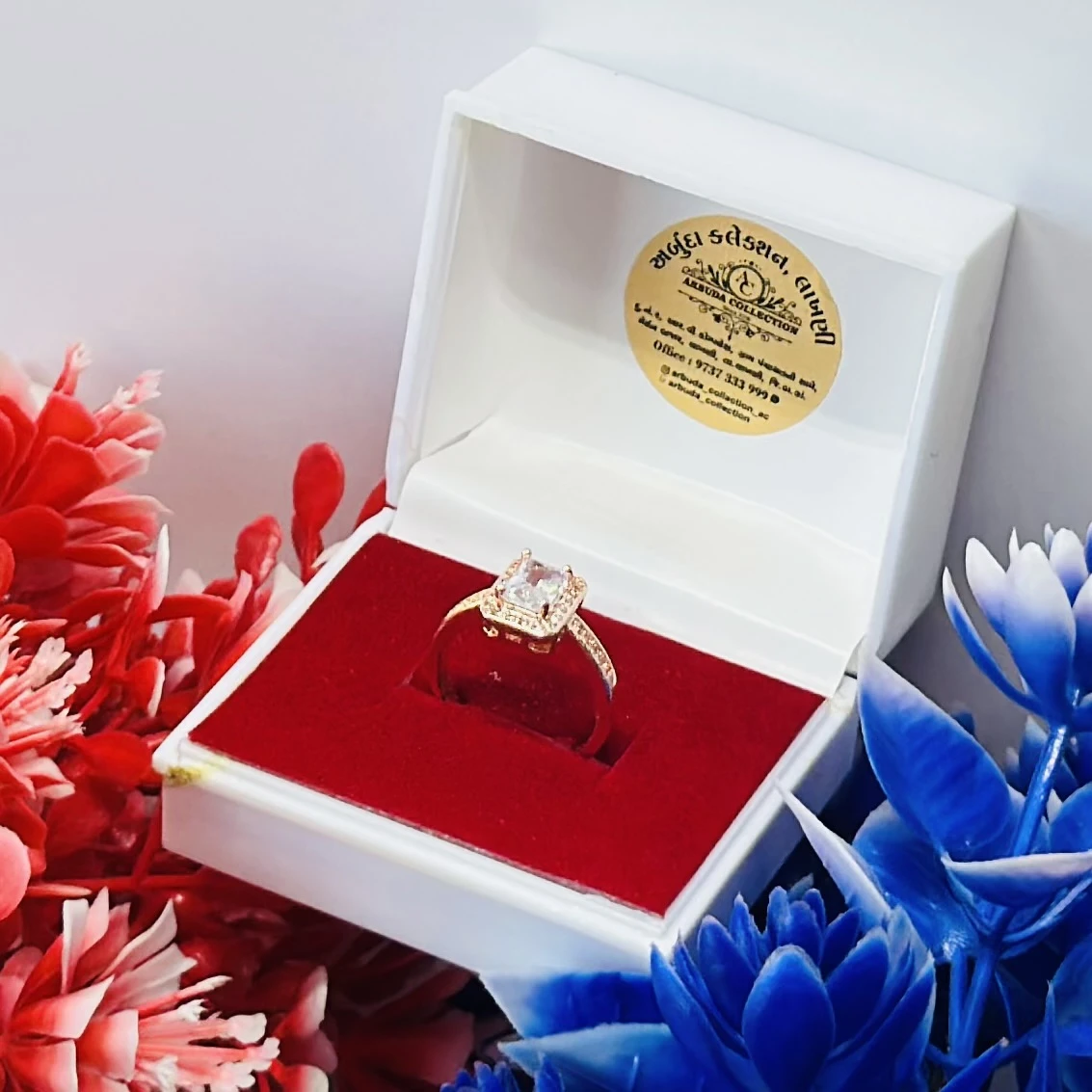 Ring in sterling silver with a yellow band color.