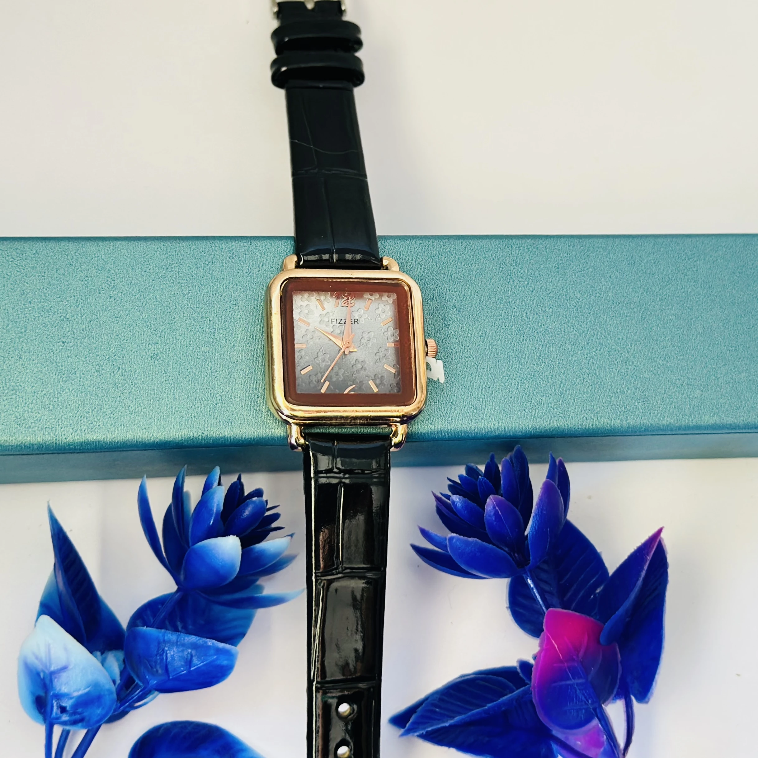 Analog quartz watch for women