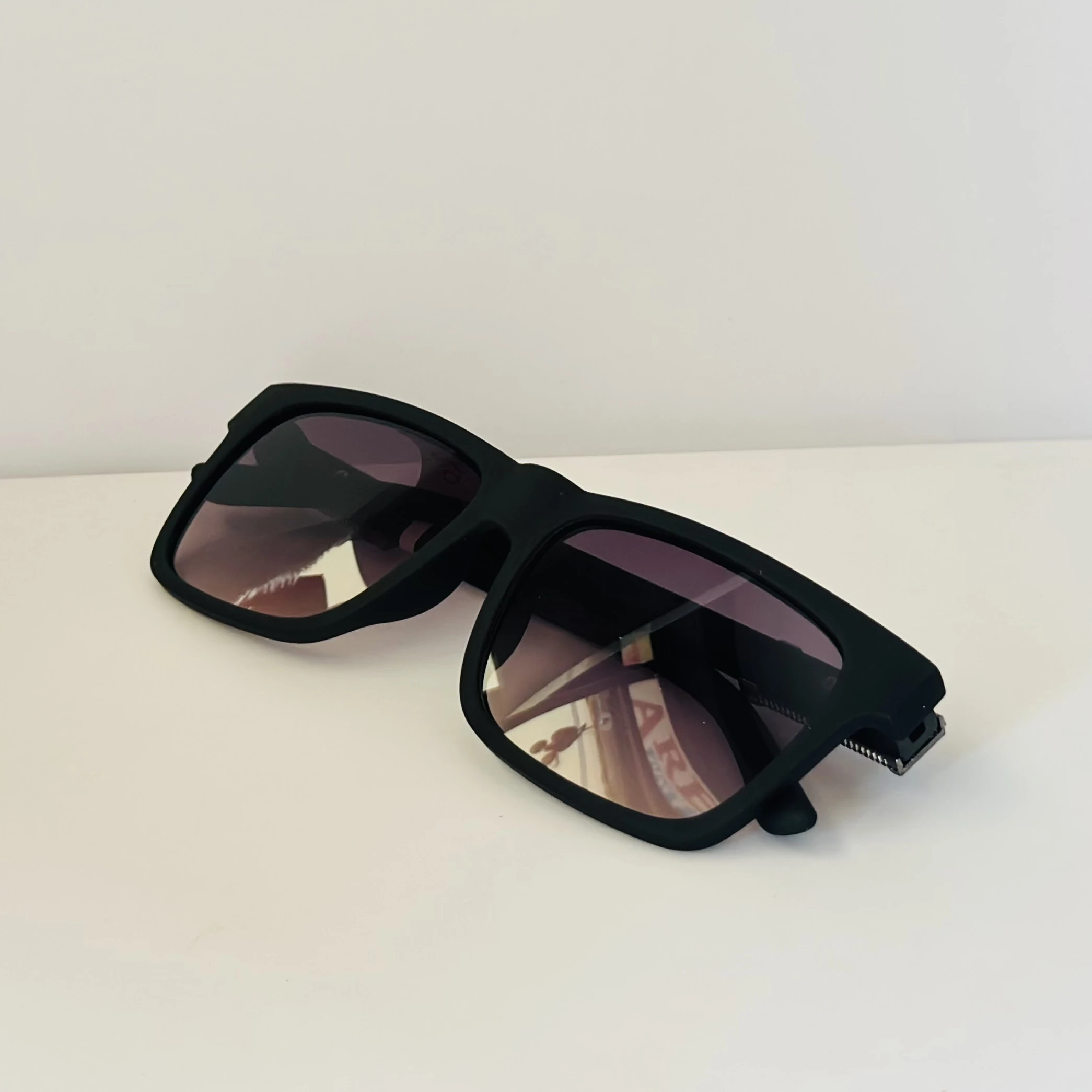 Retro horn-rimmed square sunglasses