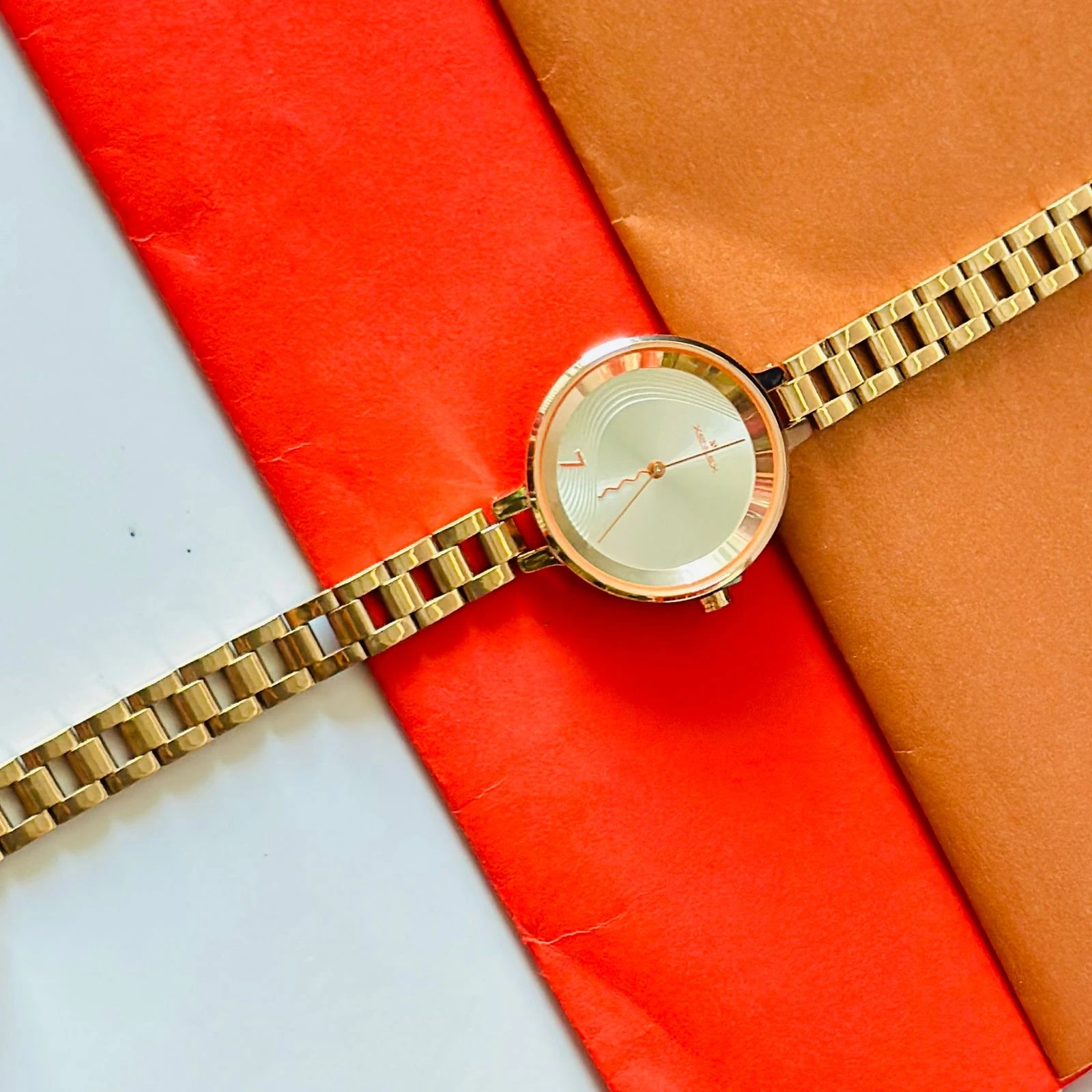 Felix women's analogue watch with a rose gold-toned metal strap