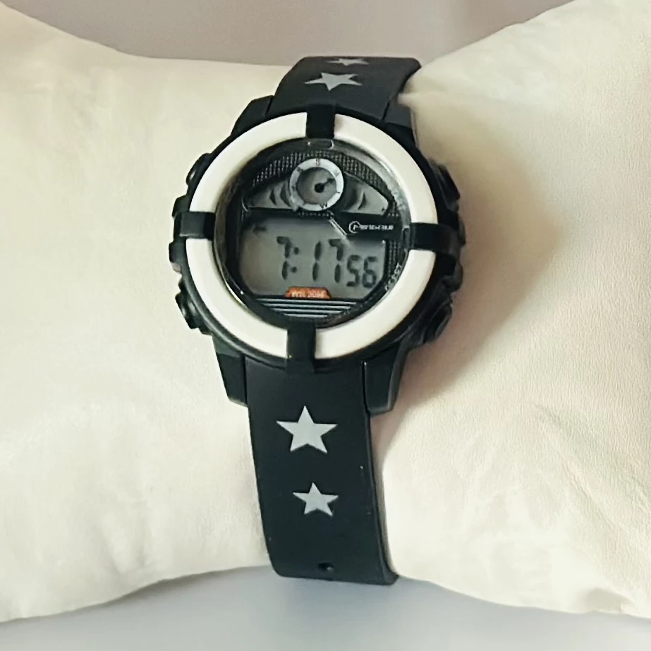 Mingrui analog watch with an asymmetric, "melted" dial and black silicone strap.