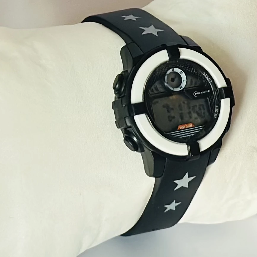 Mingrui analog watch with an asymmetric, "melted" dial and black silicone strap.