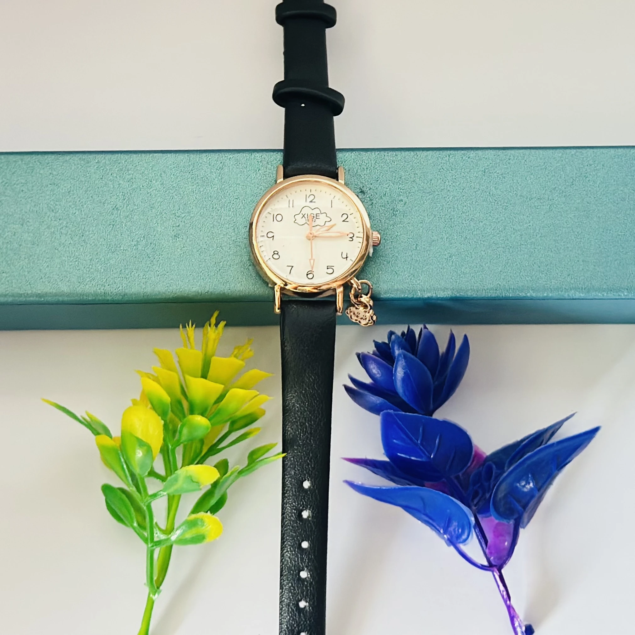 Analog quartz watch for women