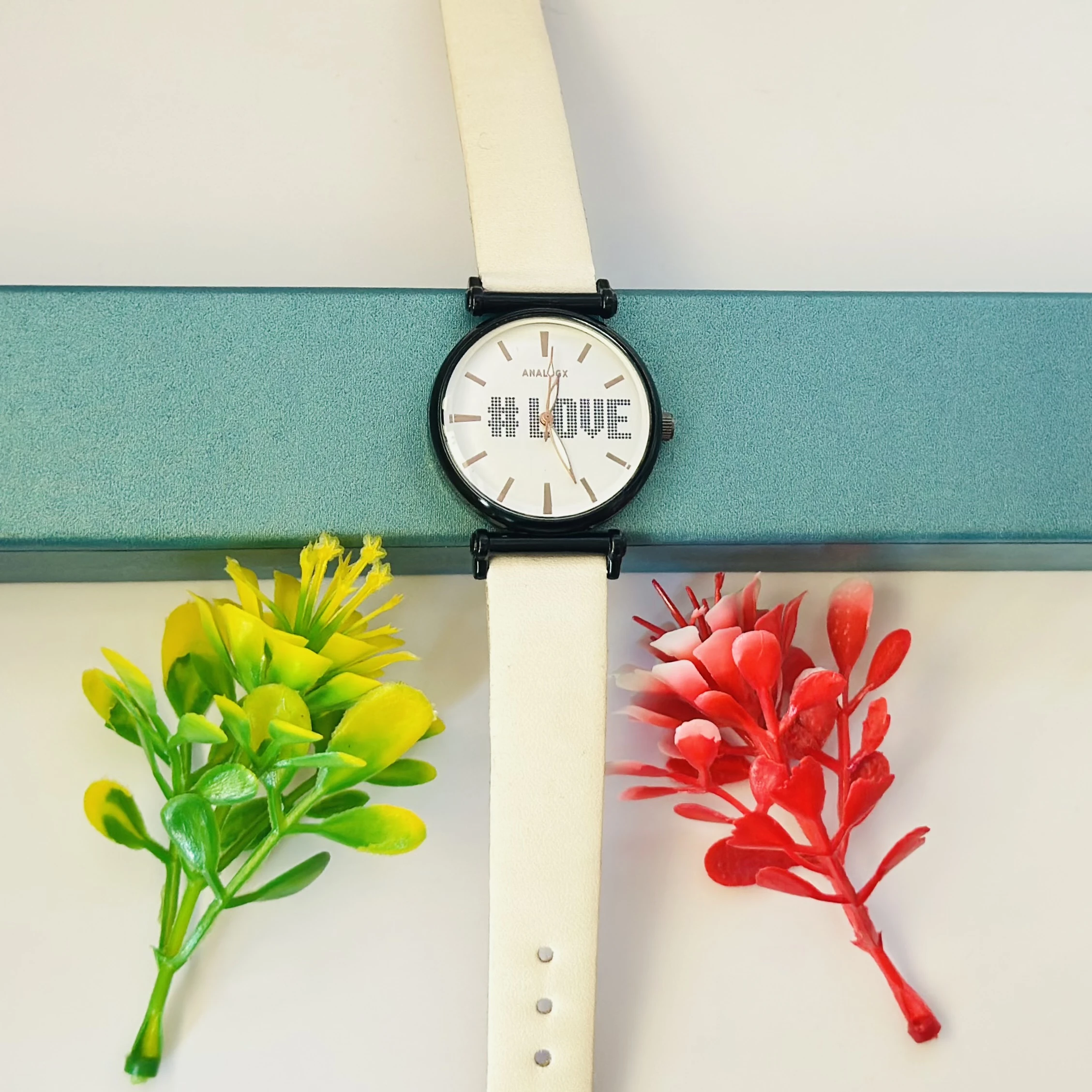 Analog quartz watch for women