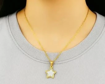 Gold plated shell-embossed star pendant necklace.
