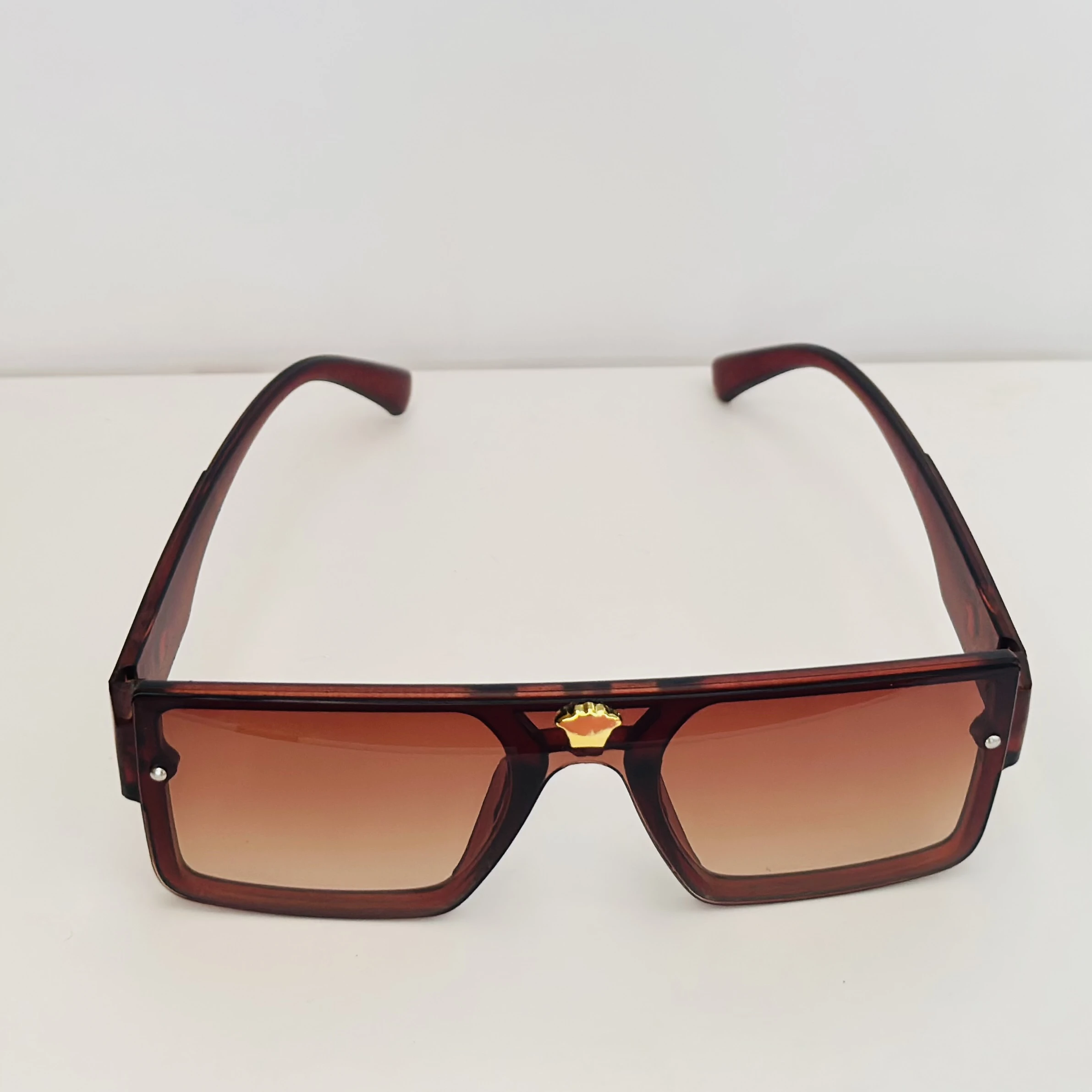 Brown oversized flat-top sunglasses.
