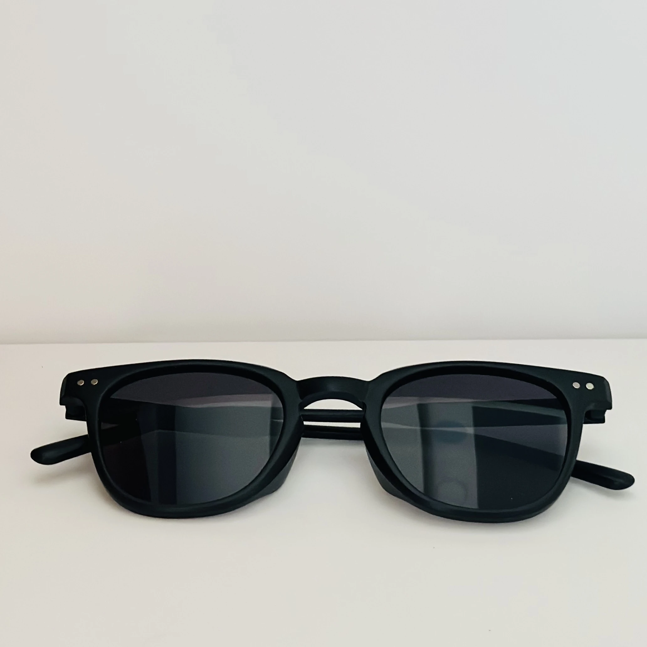 Muse Sharla sunglasses in a shiny black color.