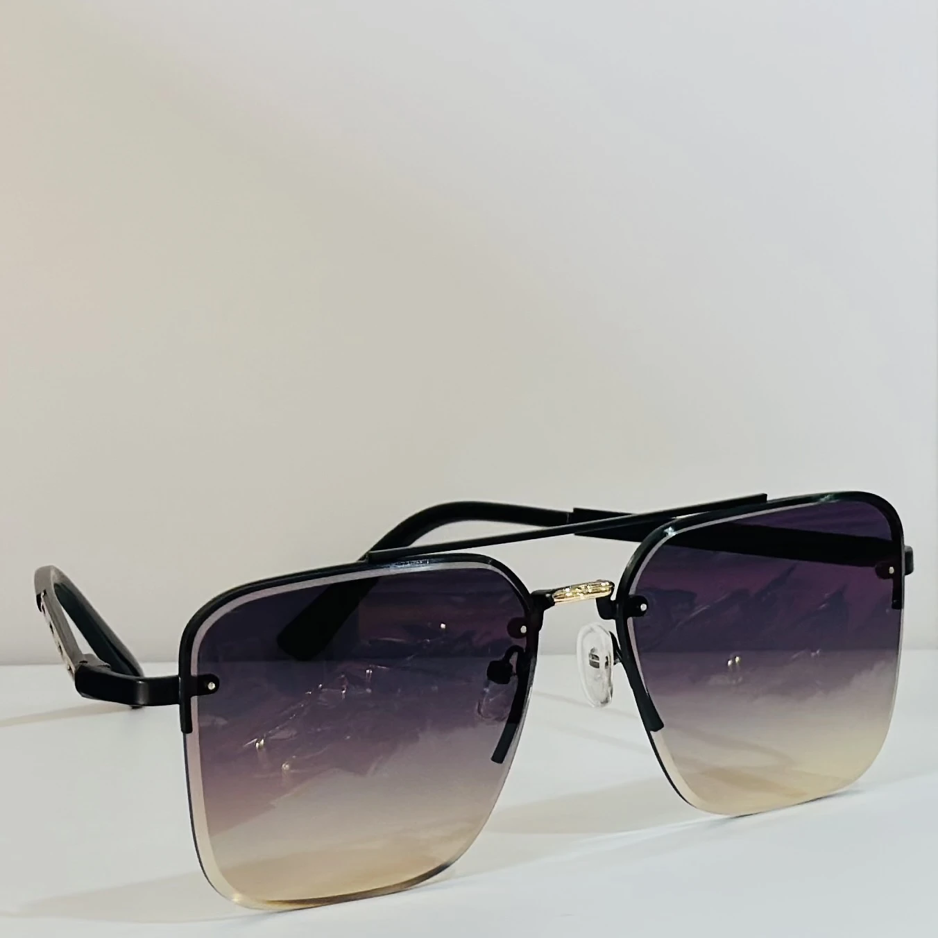 pair of Sam & Marshall Dario sunglasses with black frames and gradient lenses.