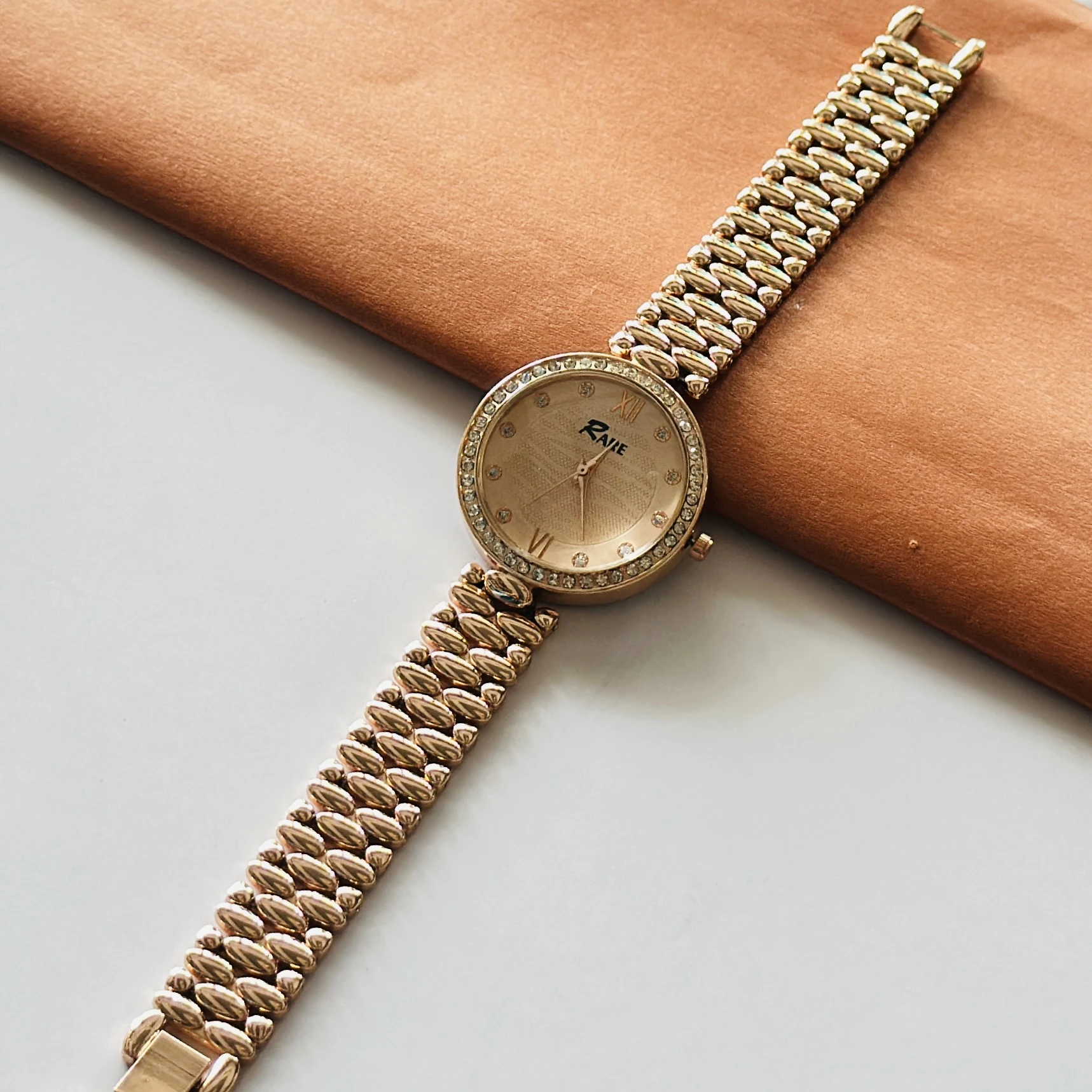 Raie rose gold analog watch