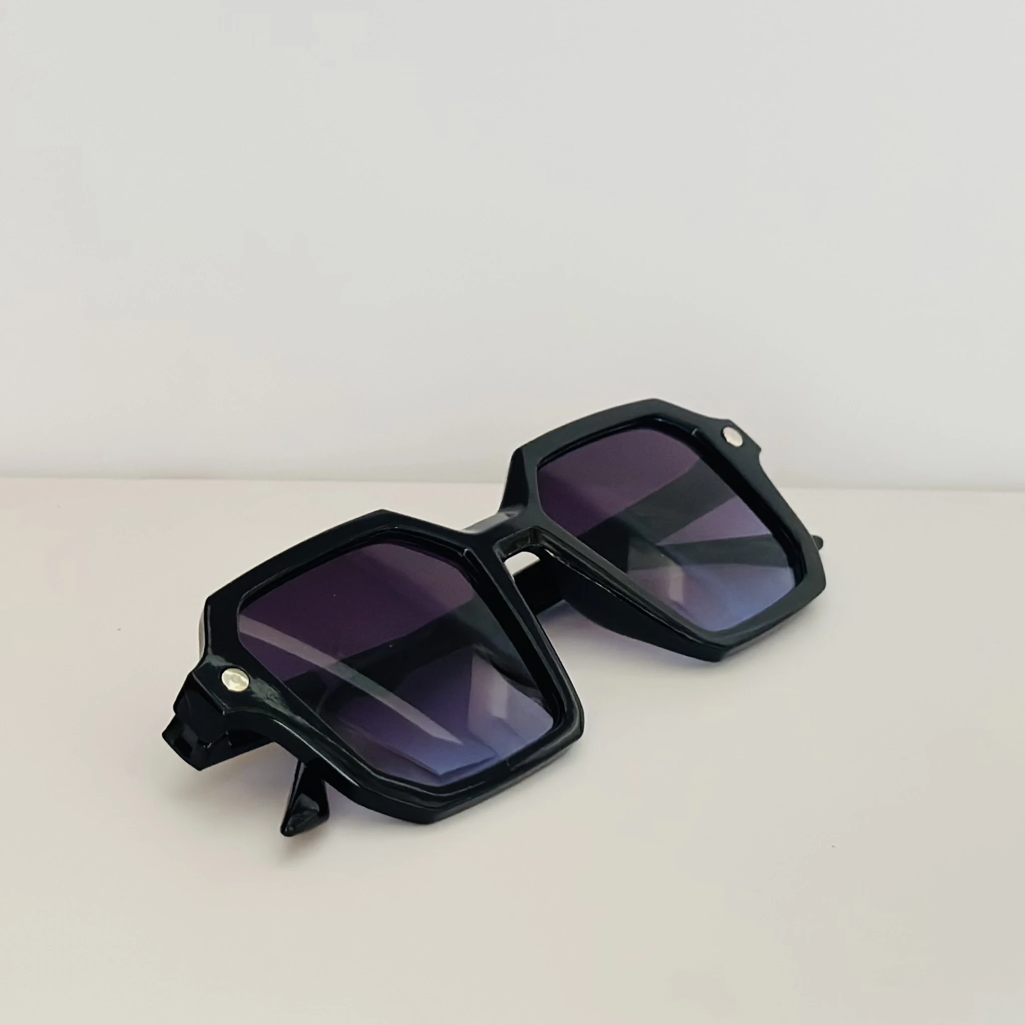 Square shaped, black, unisex sunglasses with UV-protected lenses