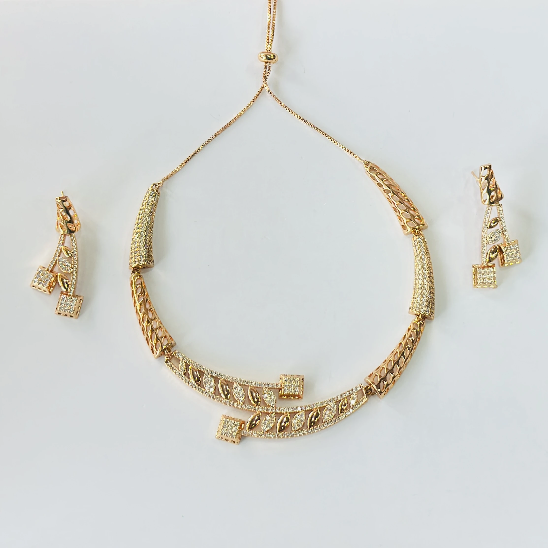 Gold toned artificial jewellery necklace